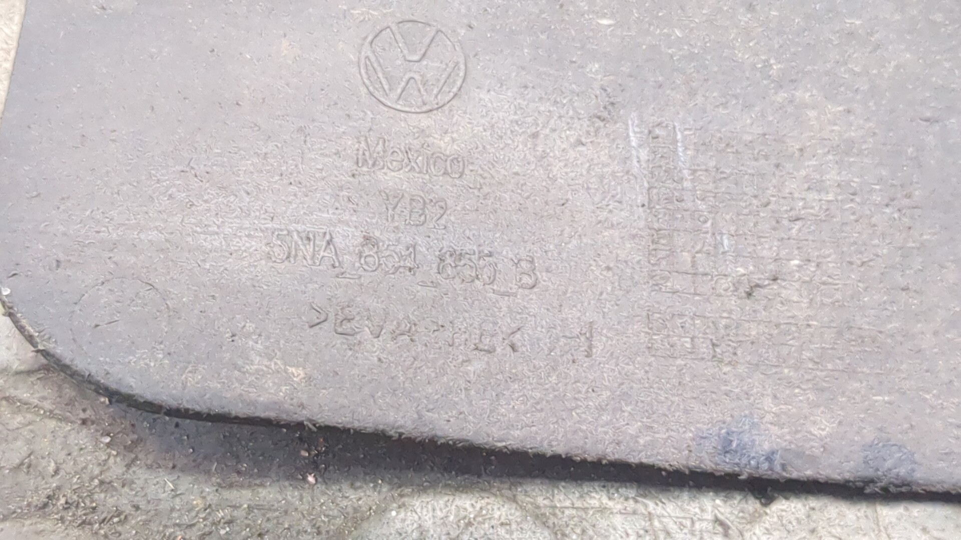 Брызговик задний левый