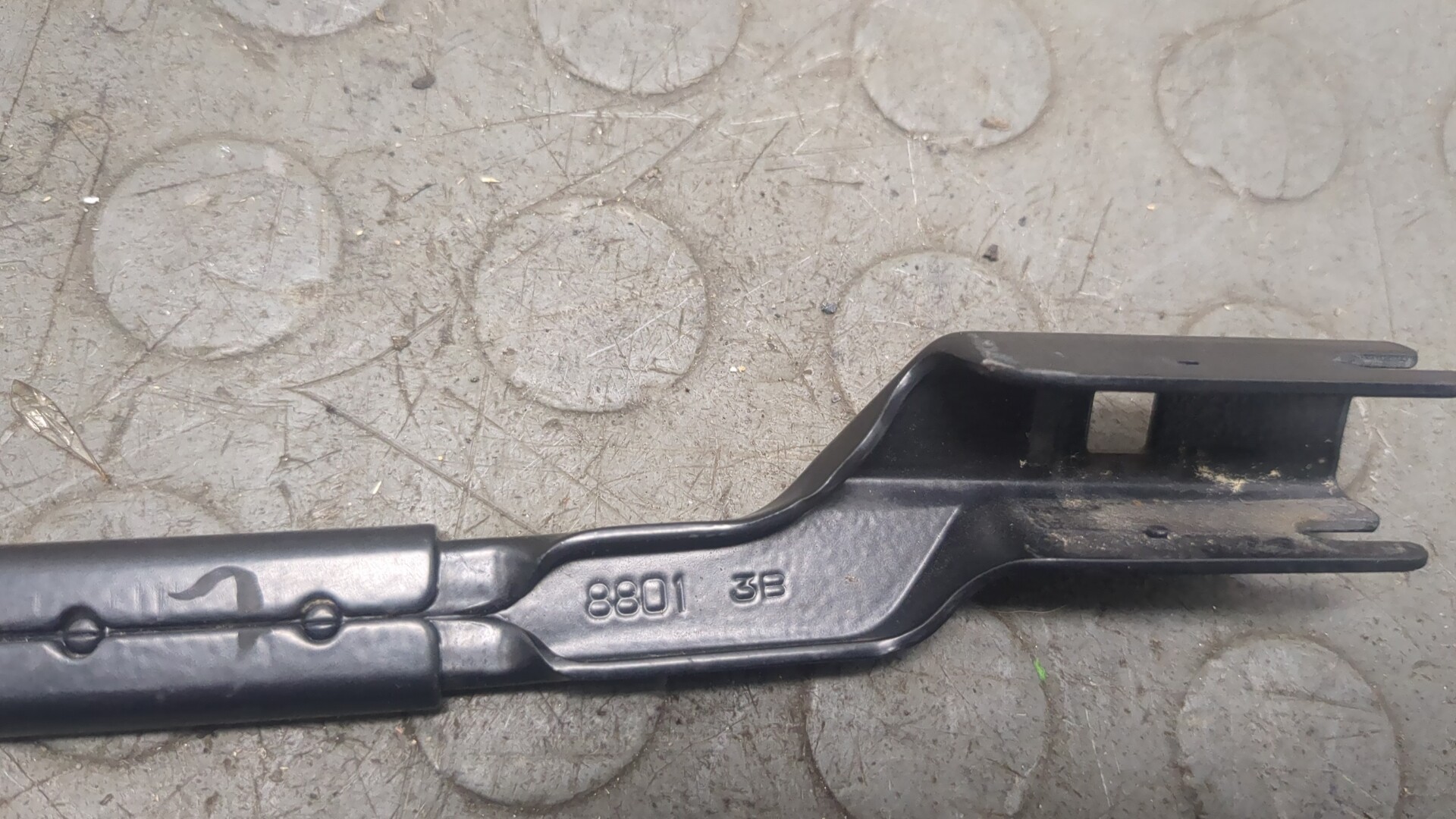 Поводок стеклоочистителя передний правый