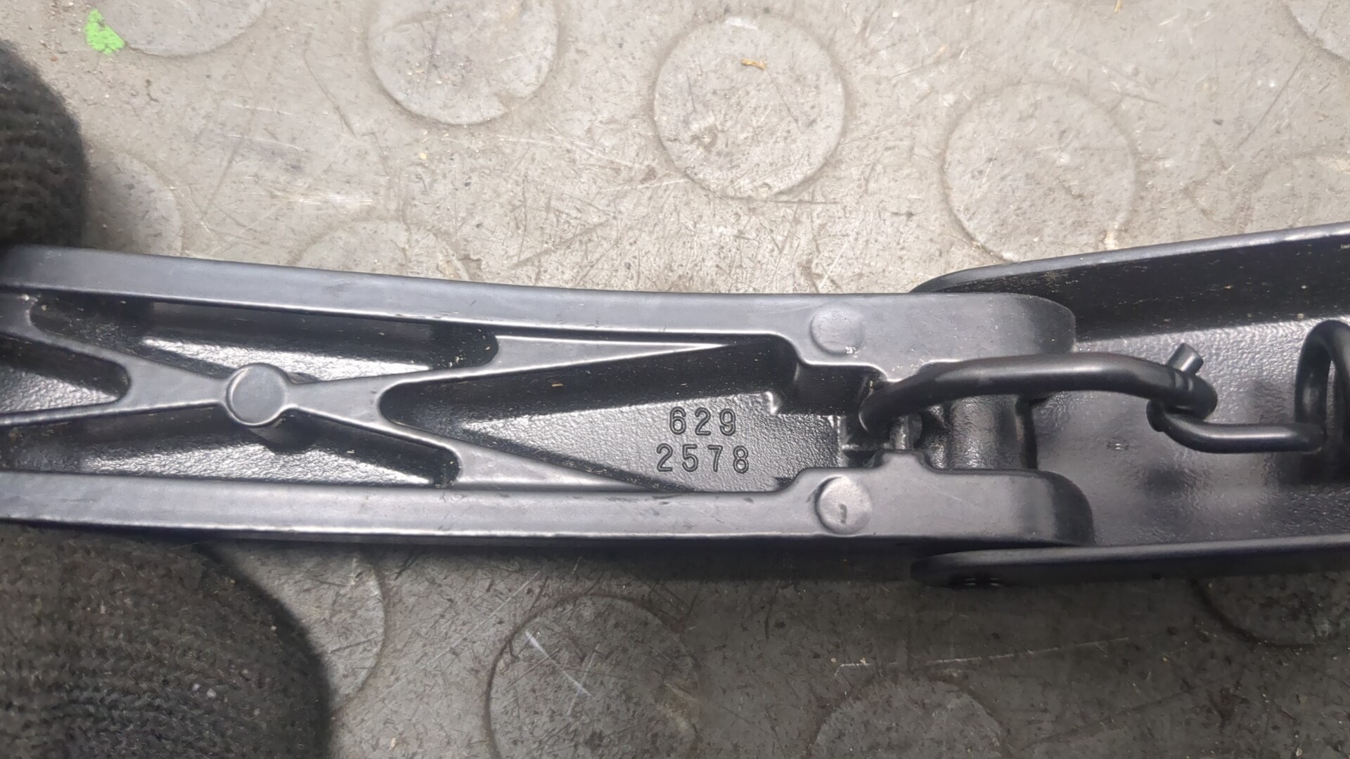 Поводок стеклоочистителя передний правый