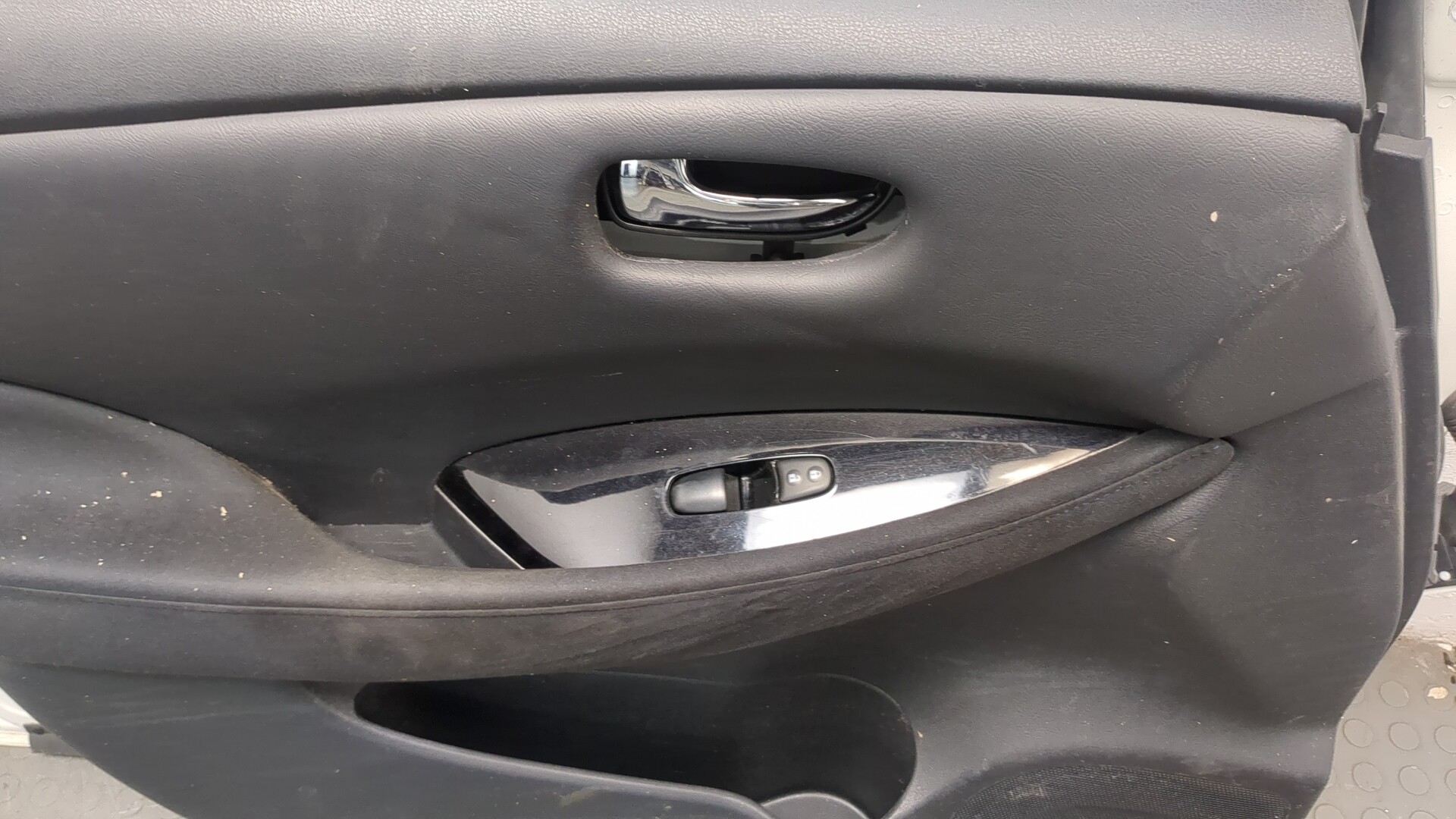 Дверь передняя левая