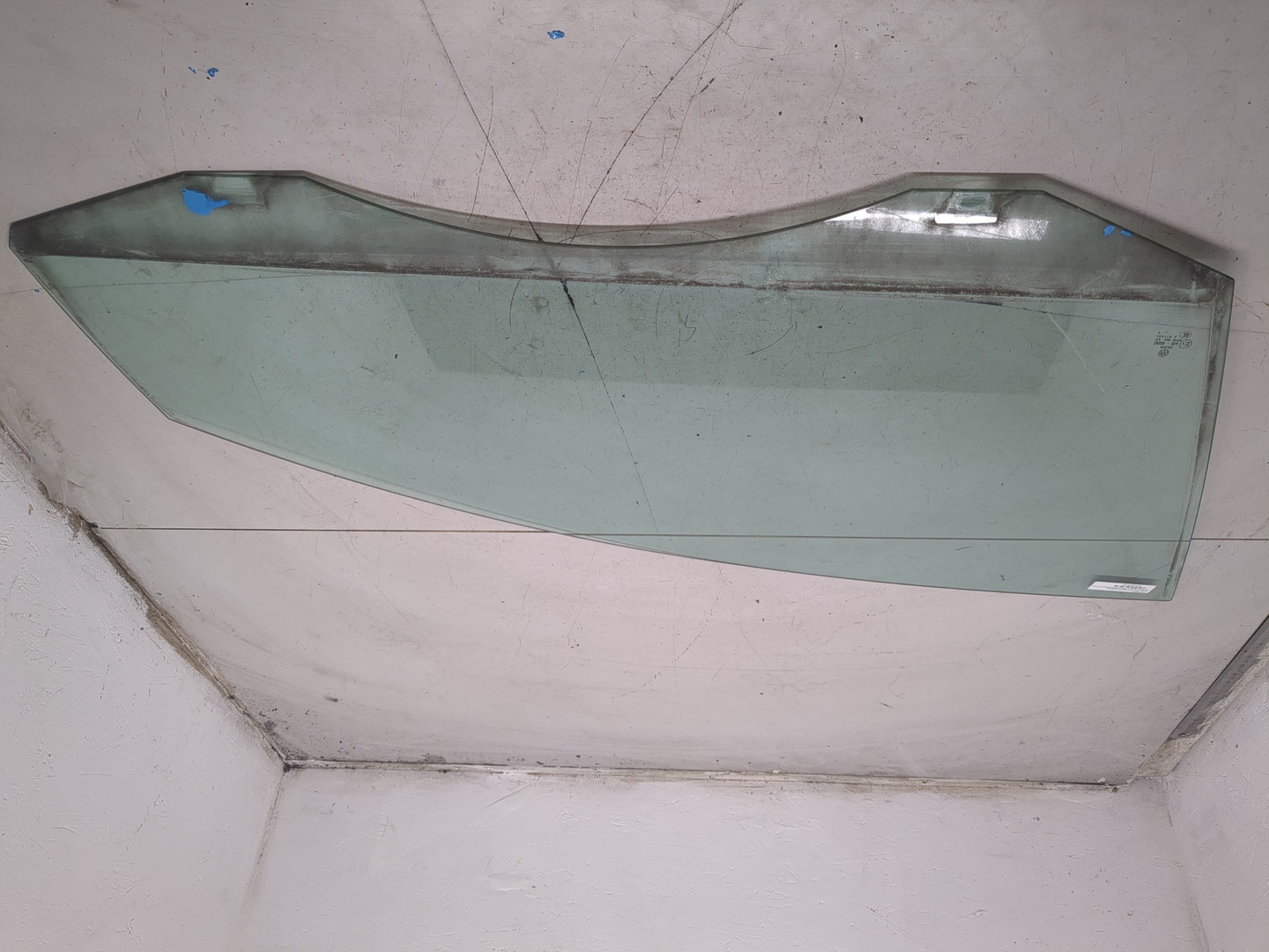 Стекло двери передней правой