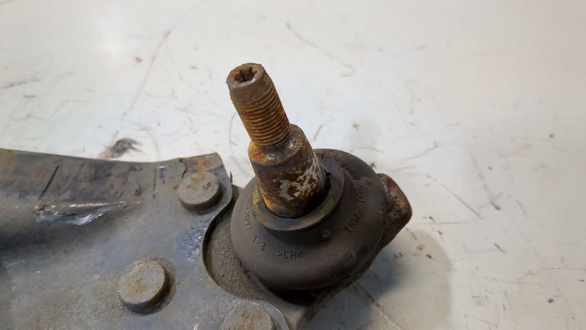 Рычаг передний левый