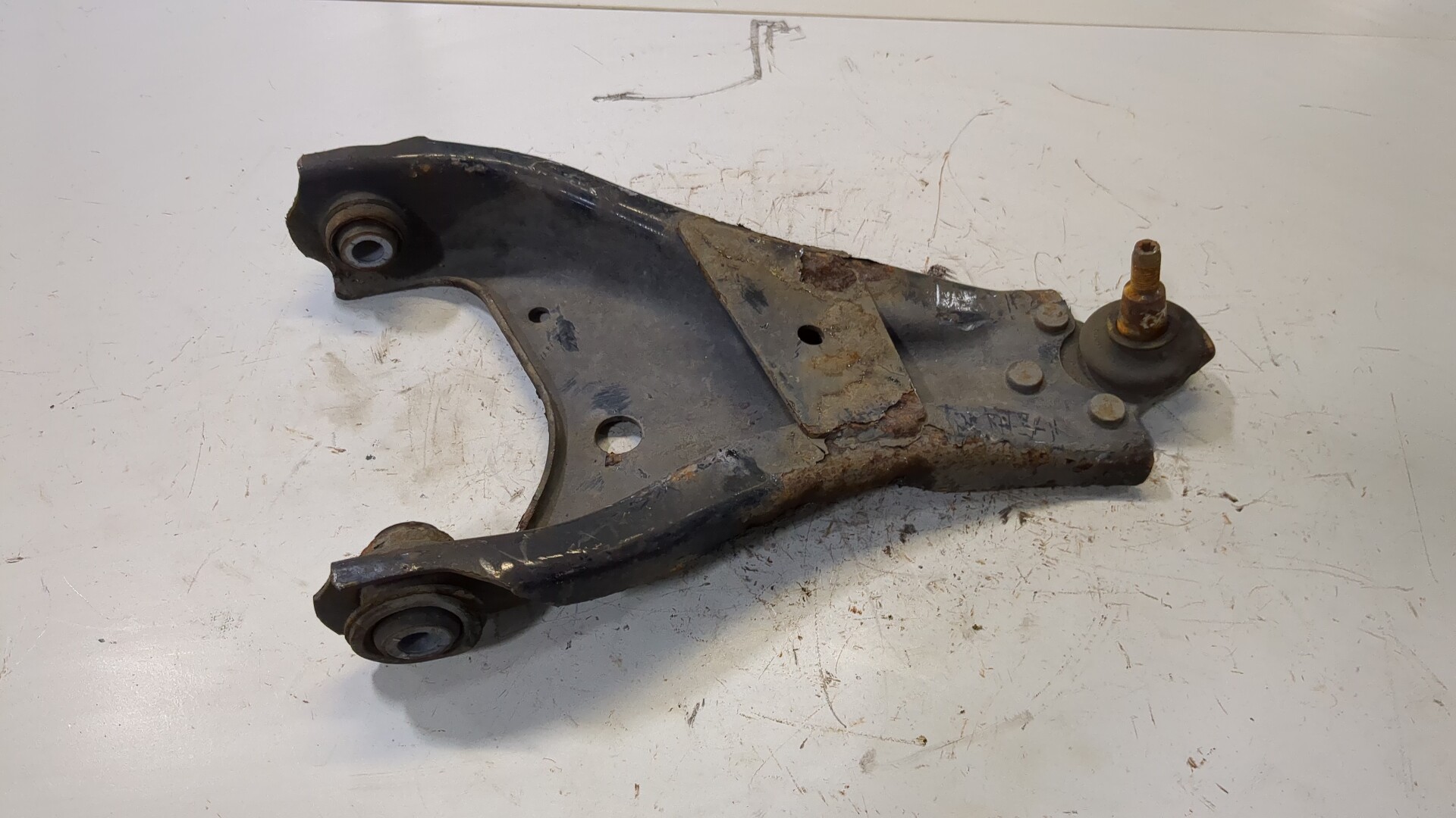 Рычаг передний левый