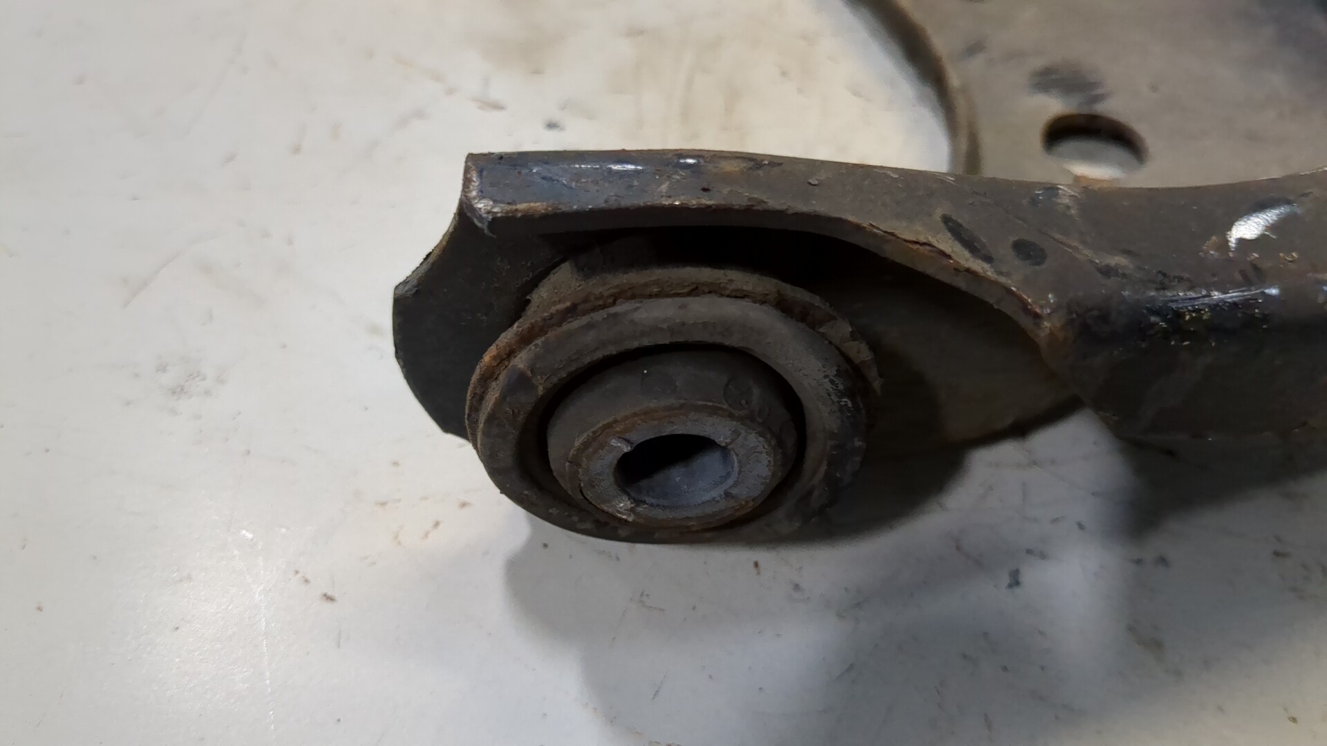 Рычаг передний левый