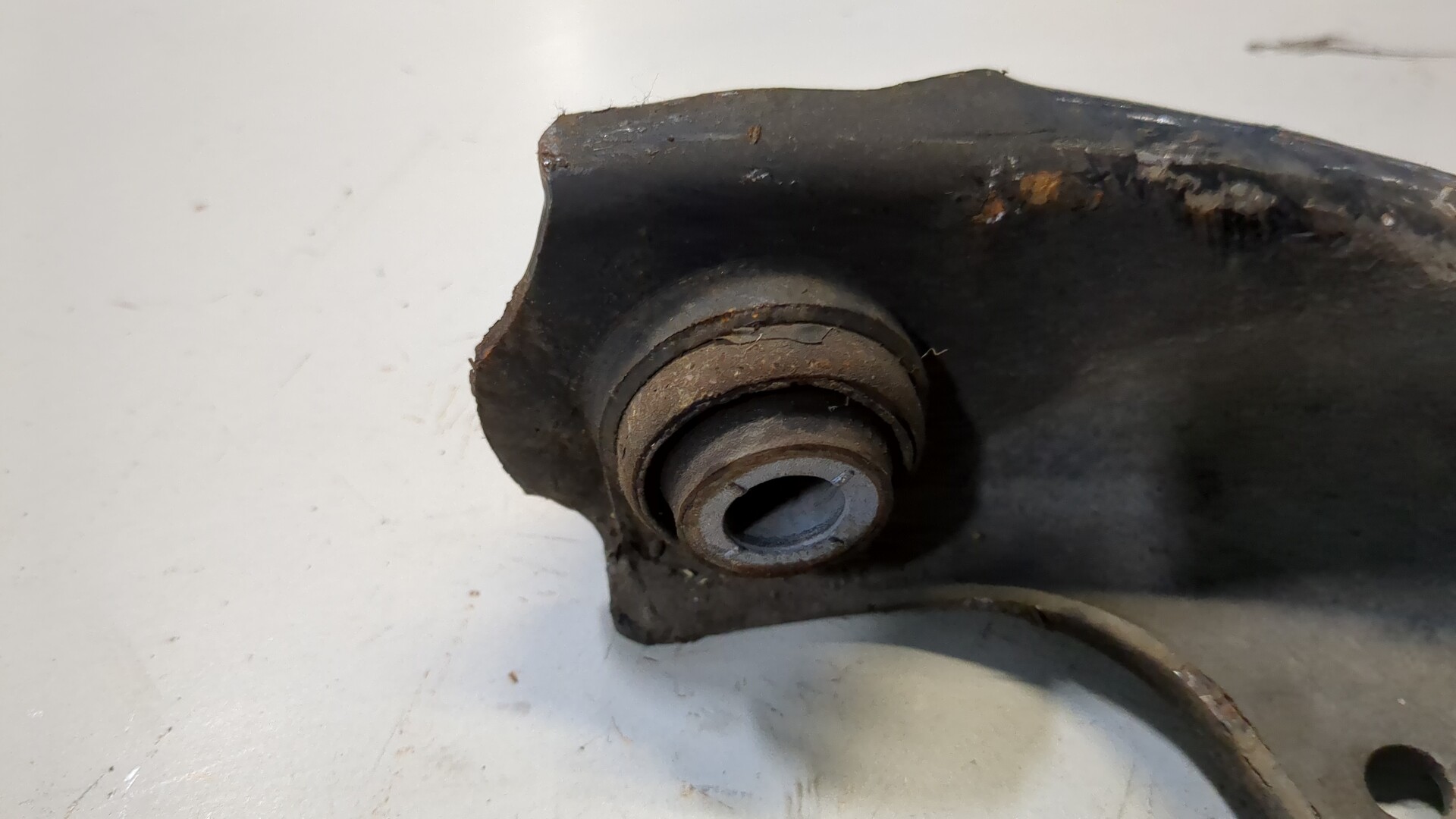 Рычаг передний левый