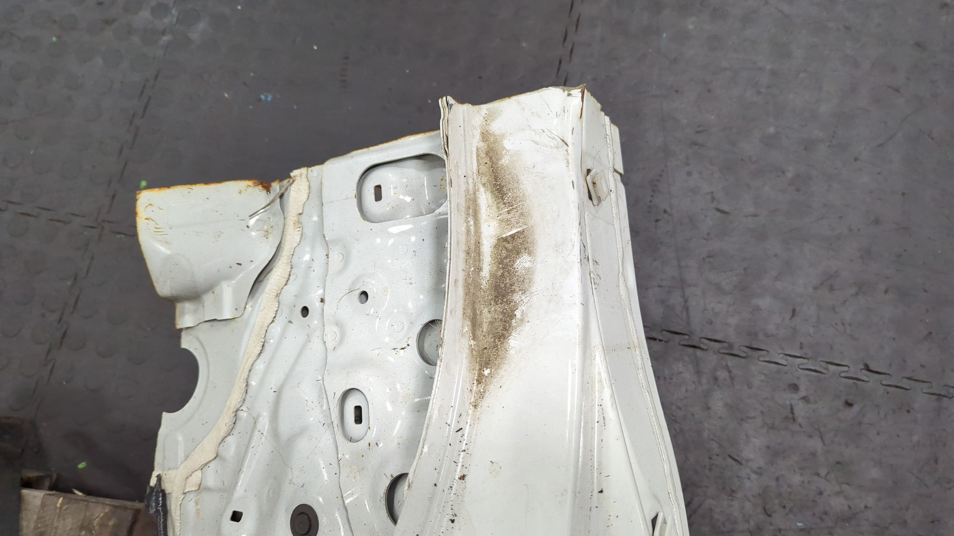 Кузовной элемент