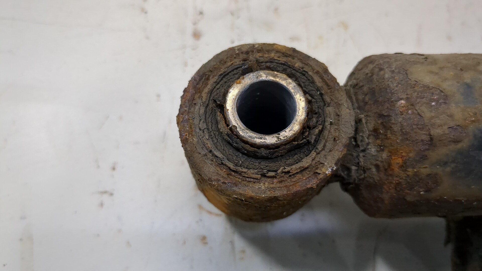 Амортизатор задний левый