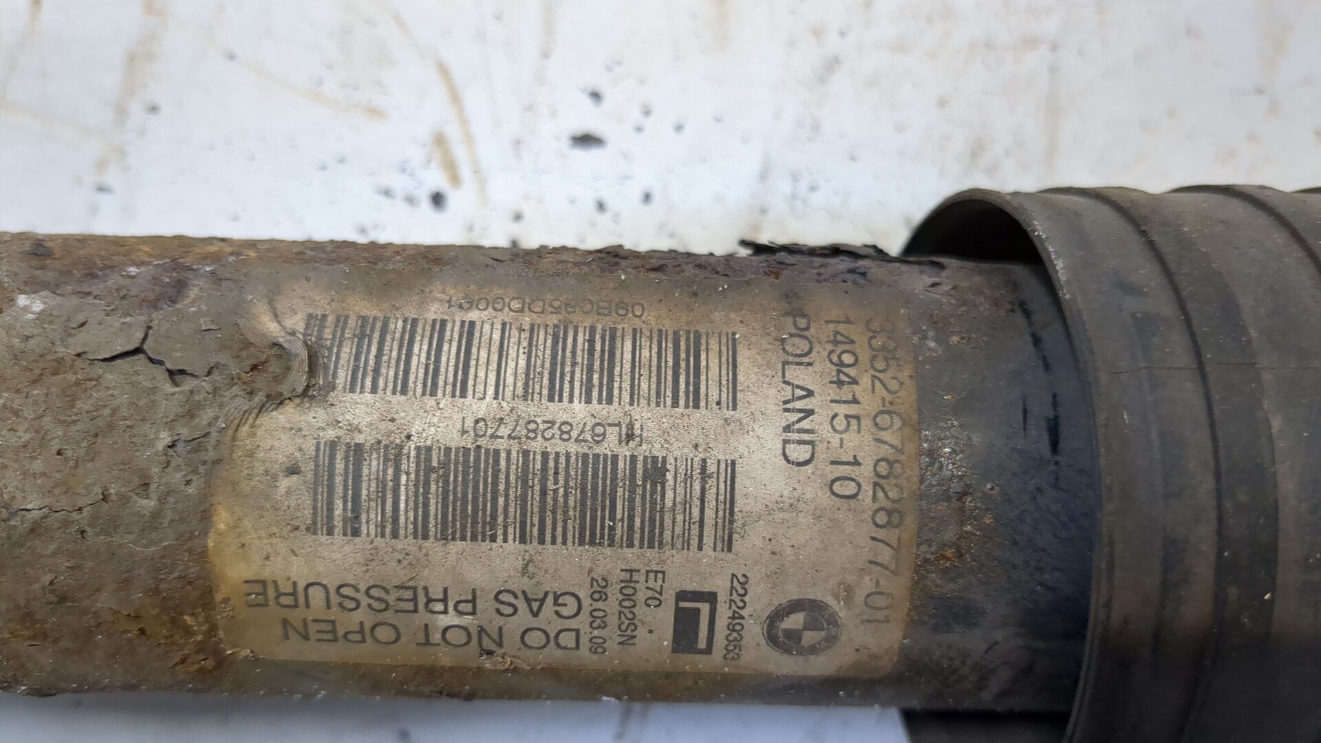 Амортизатор задний левый