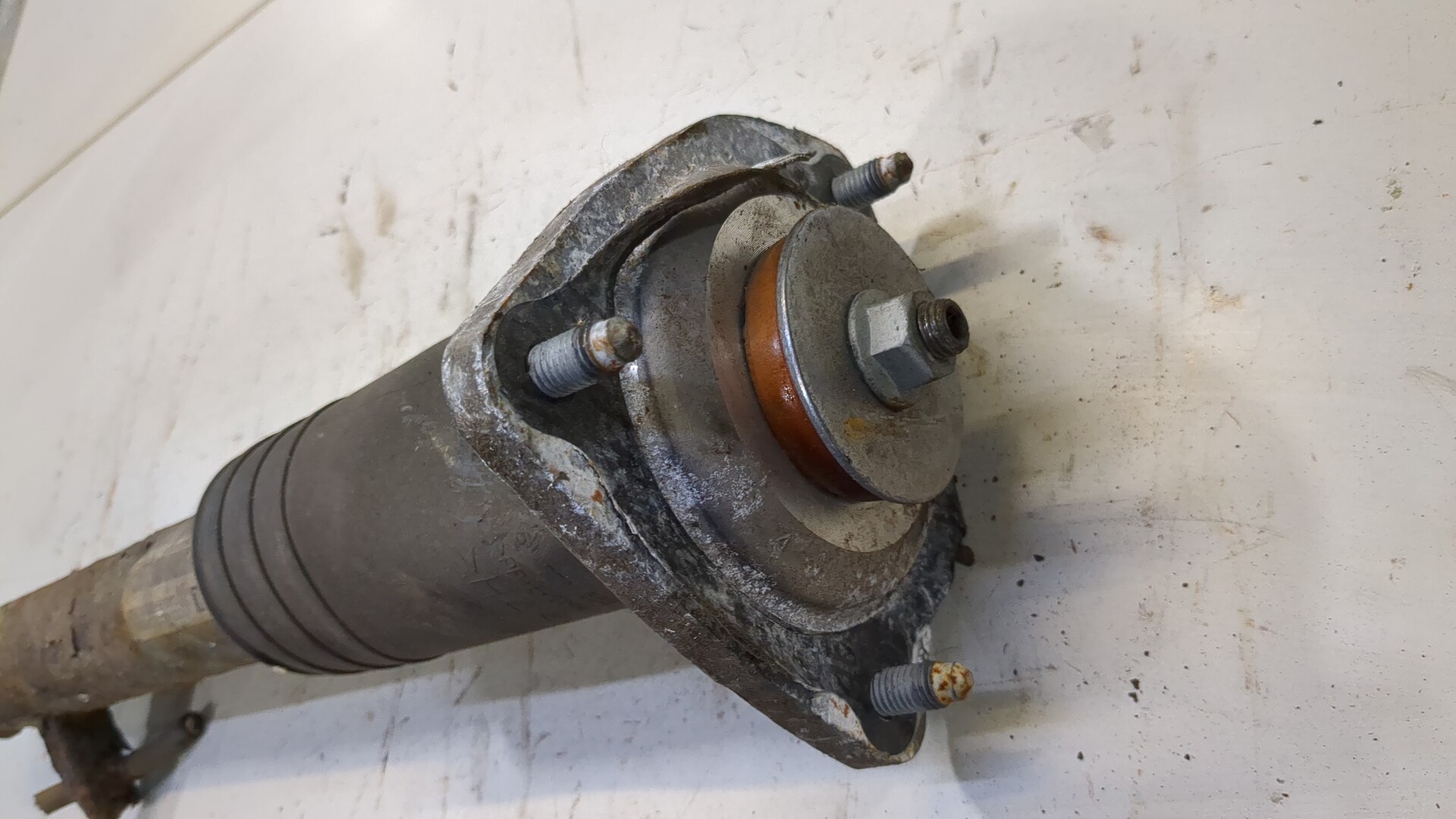 Амортизатор задний левый