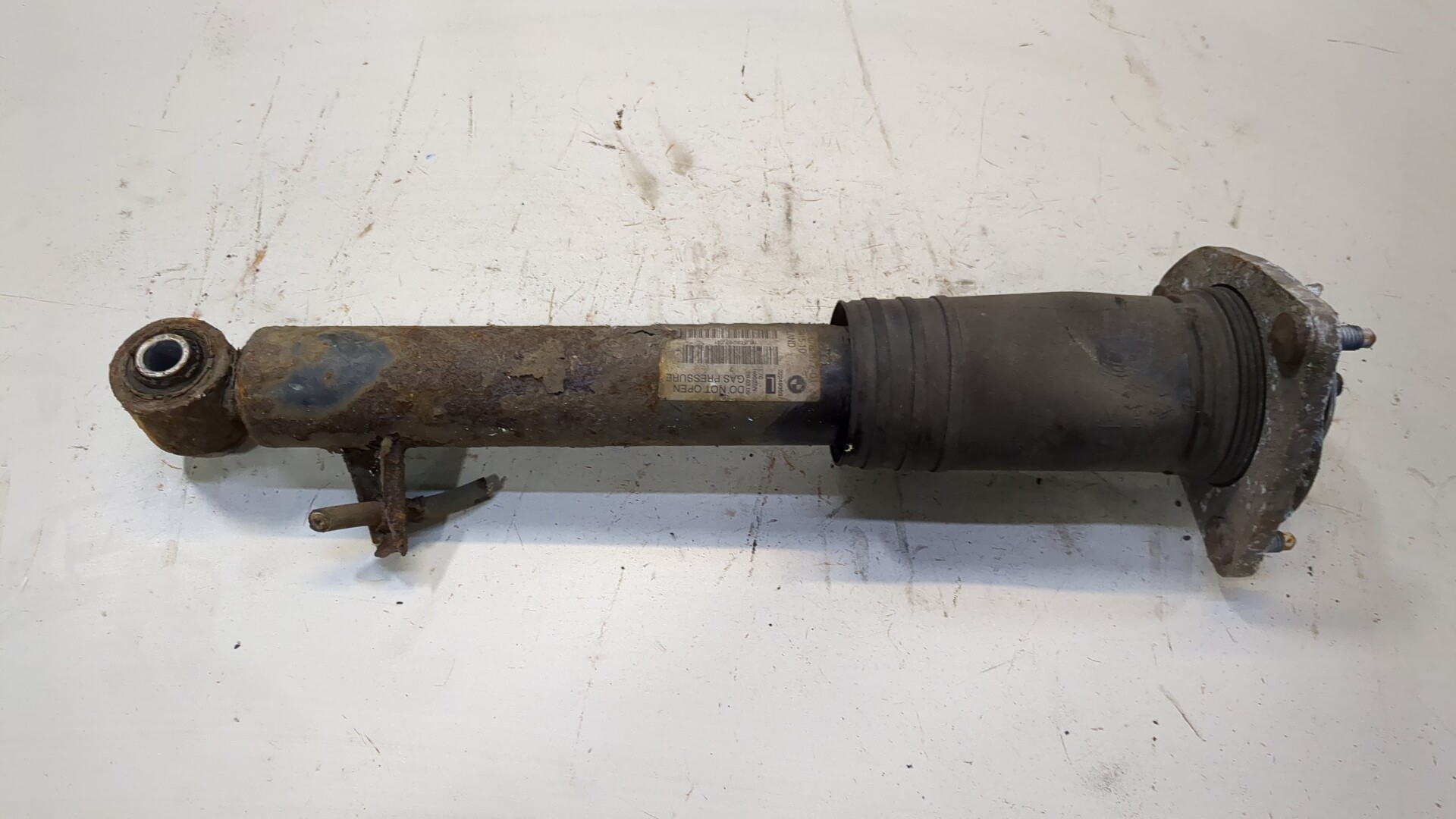 Амортизатор задний левый