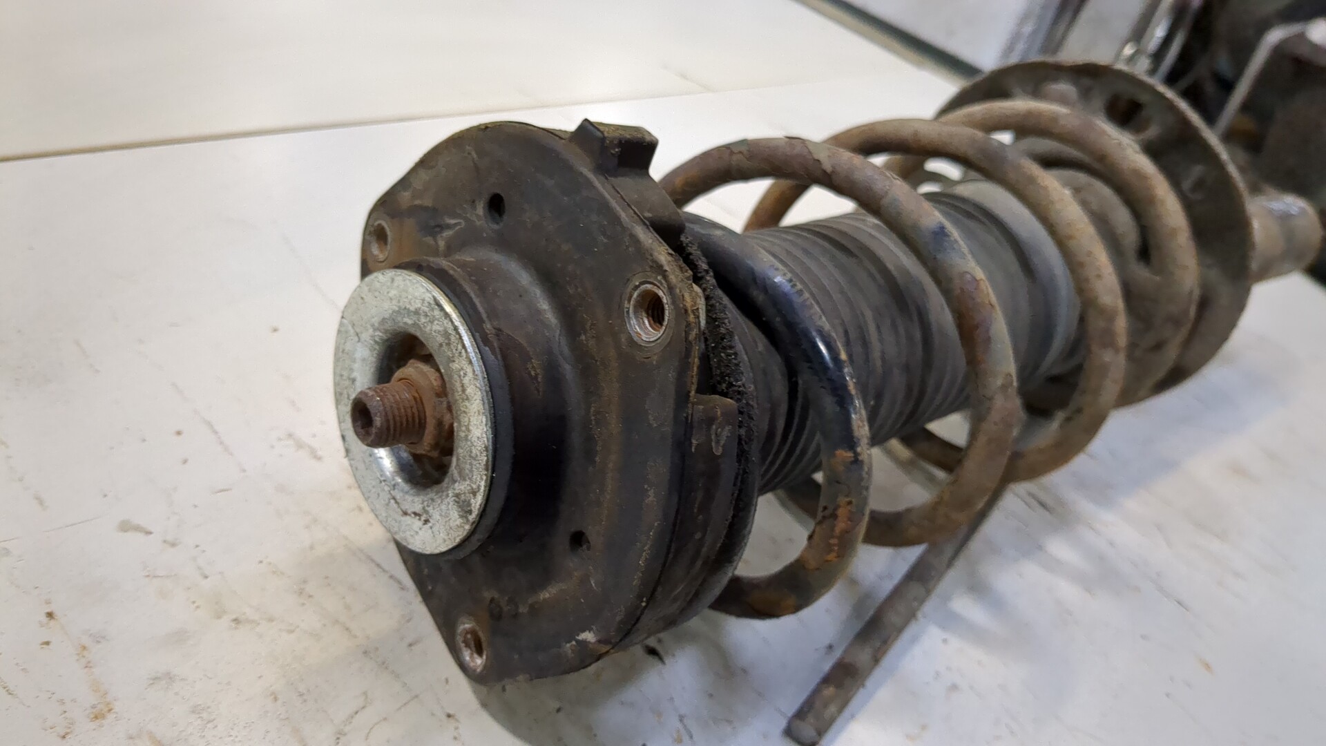 Амортизатор передний