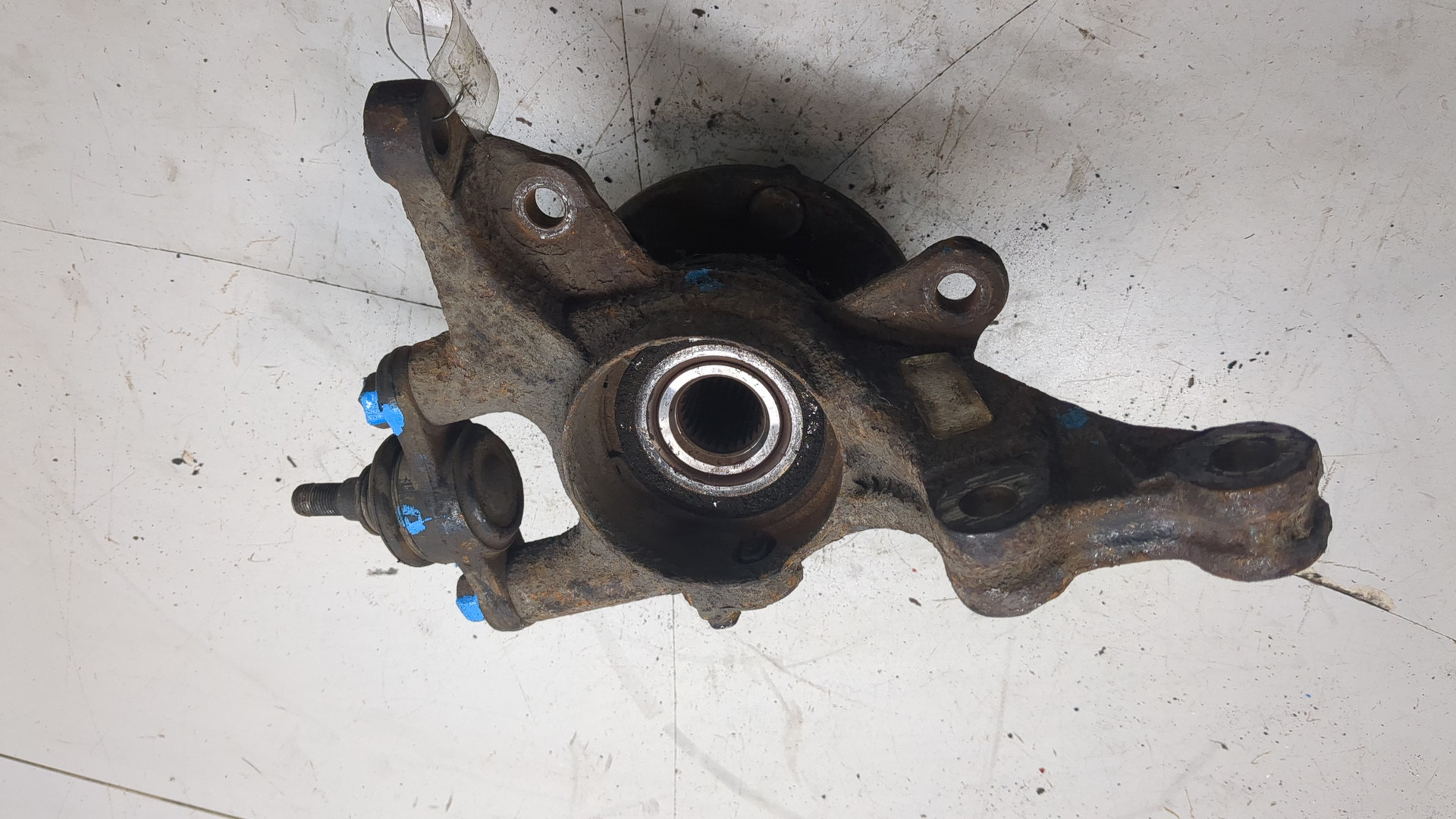 Кулак поворотный передний левый