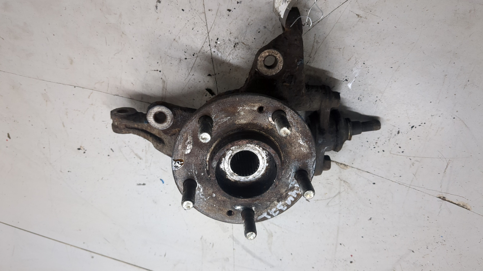 Кулак поворотный передний левый