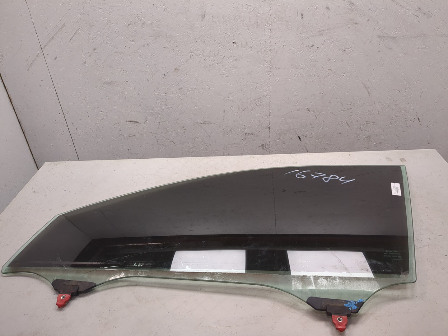 Стекло двери передней левой