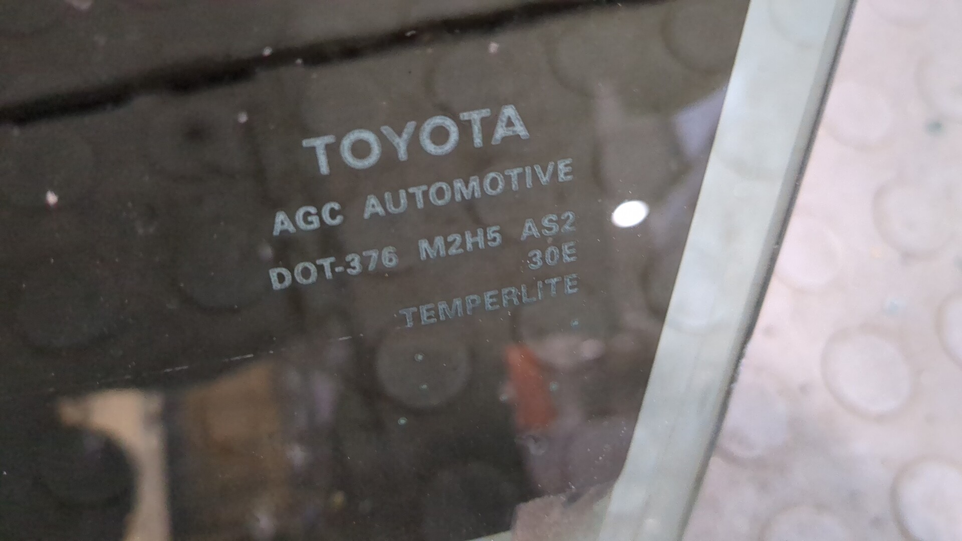 Стекло двери передней левой