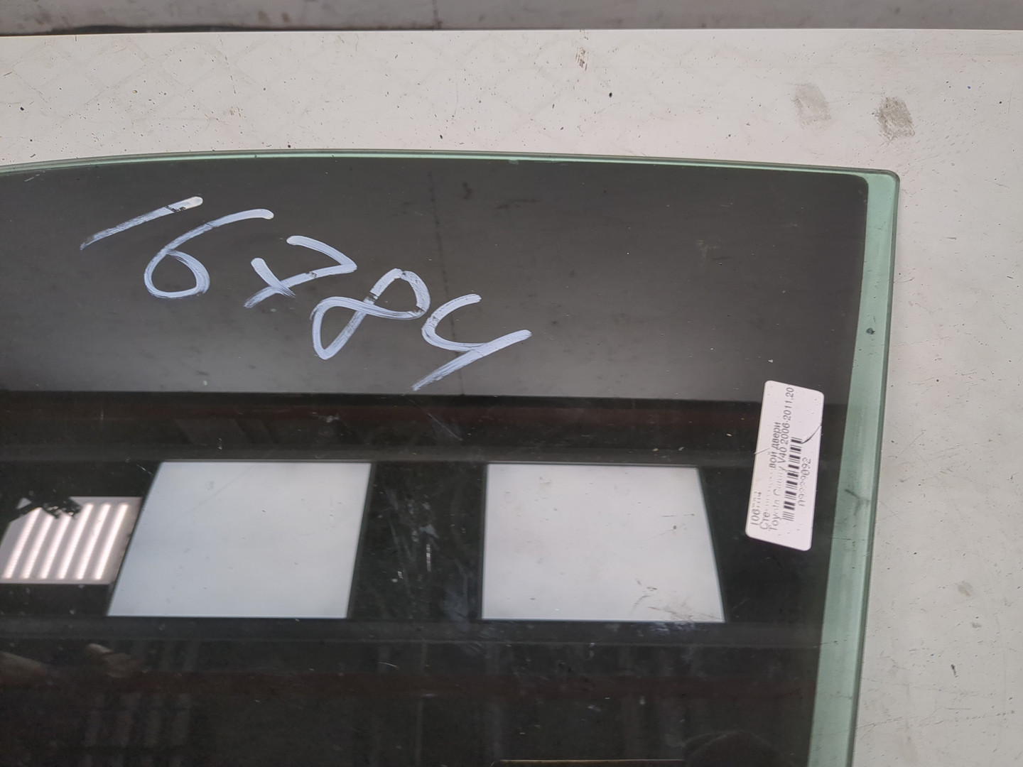 Стекло двери передней левой