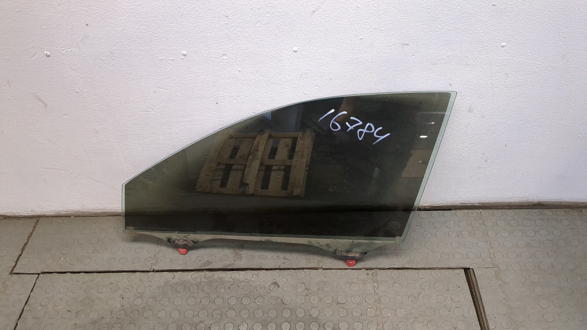 Стекло двери передней левой