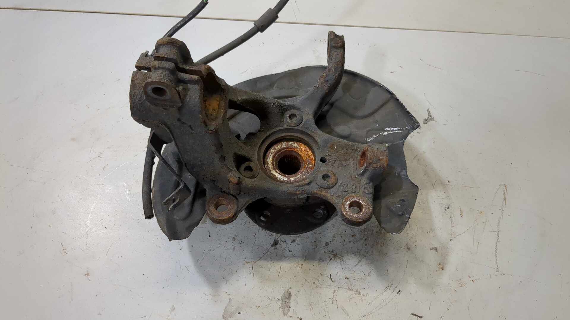 Кулак поворотный передний правый