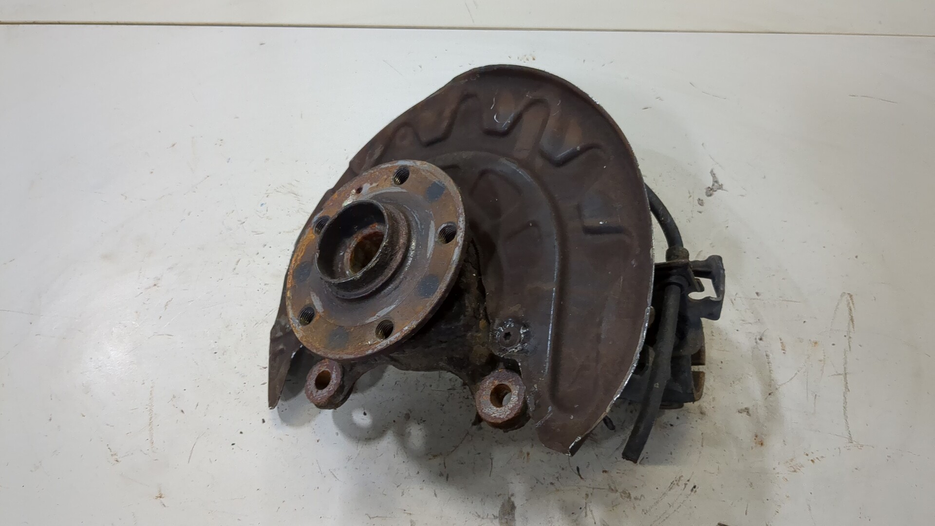 Кулак поворотный передний правый