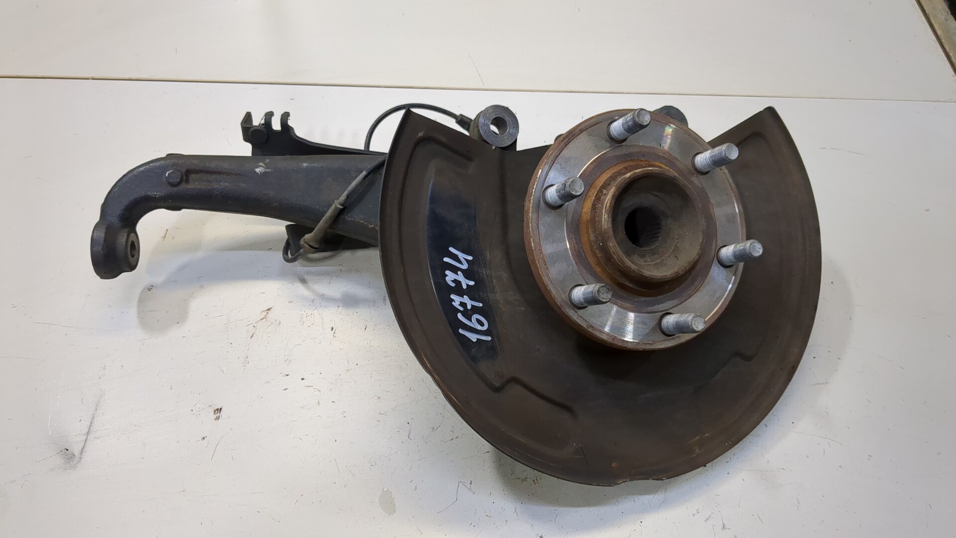 Кулак поворотный передний левый