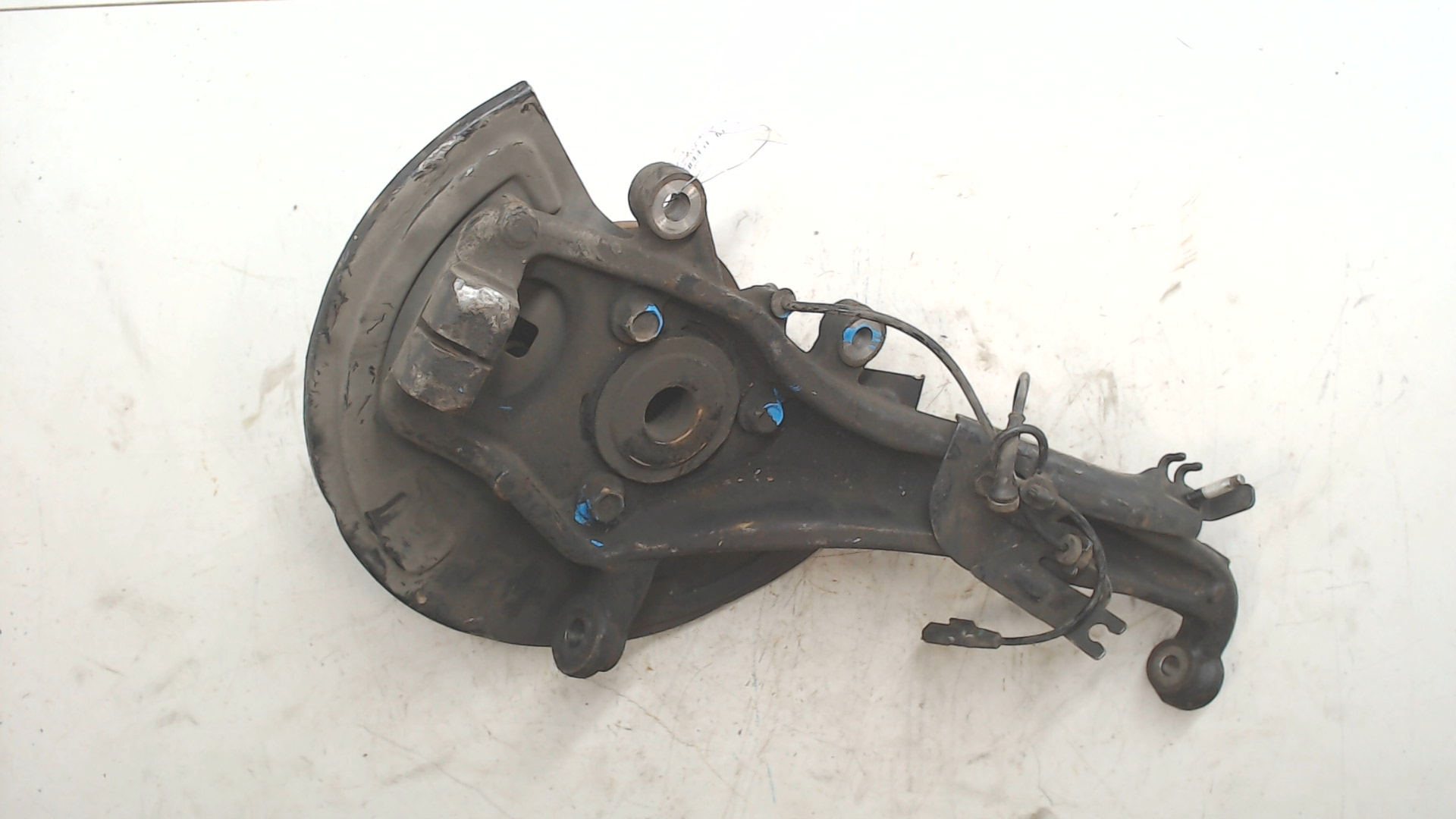 Кулак поворотный передний левый