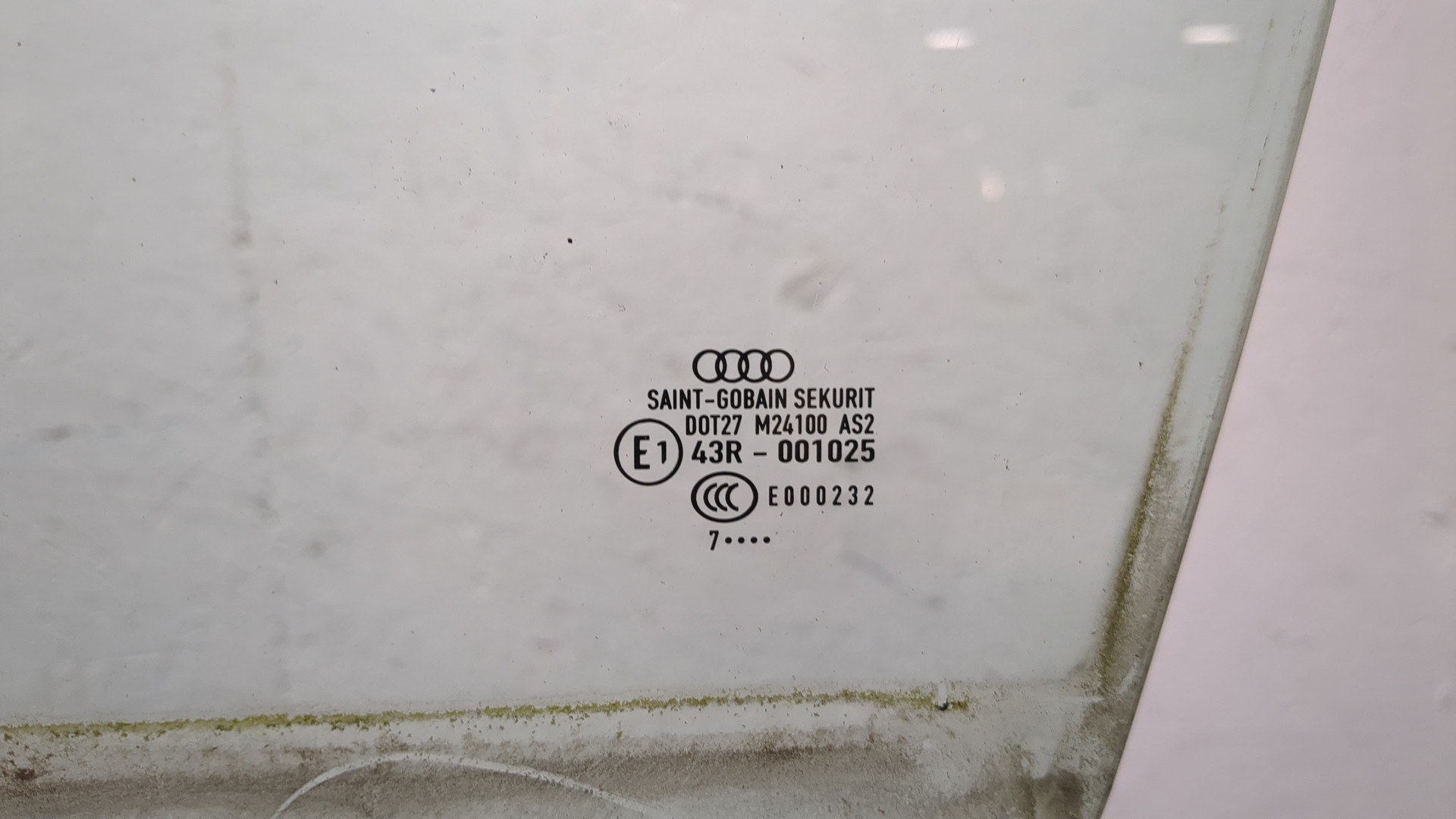 Стекло двери передней левой