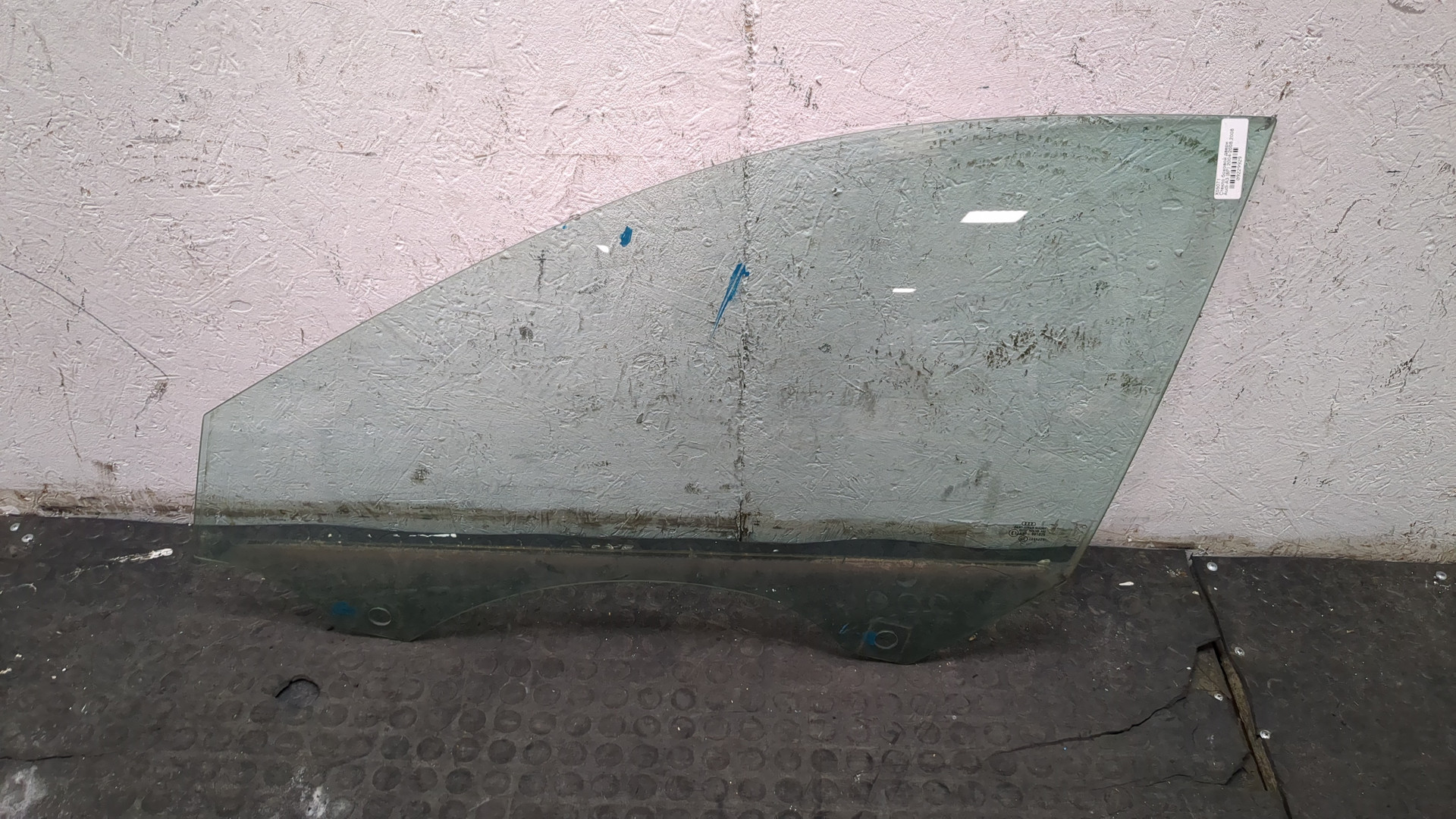 Стекло двери передней левой