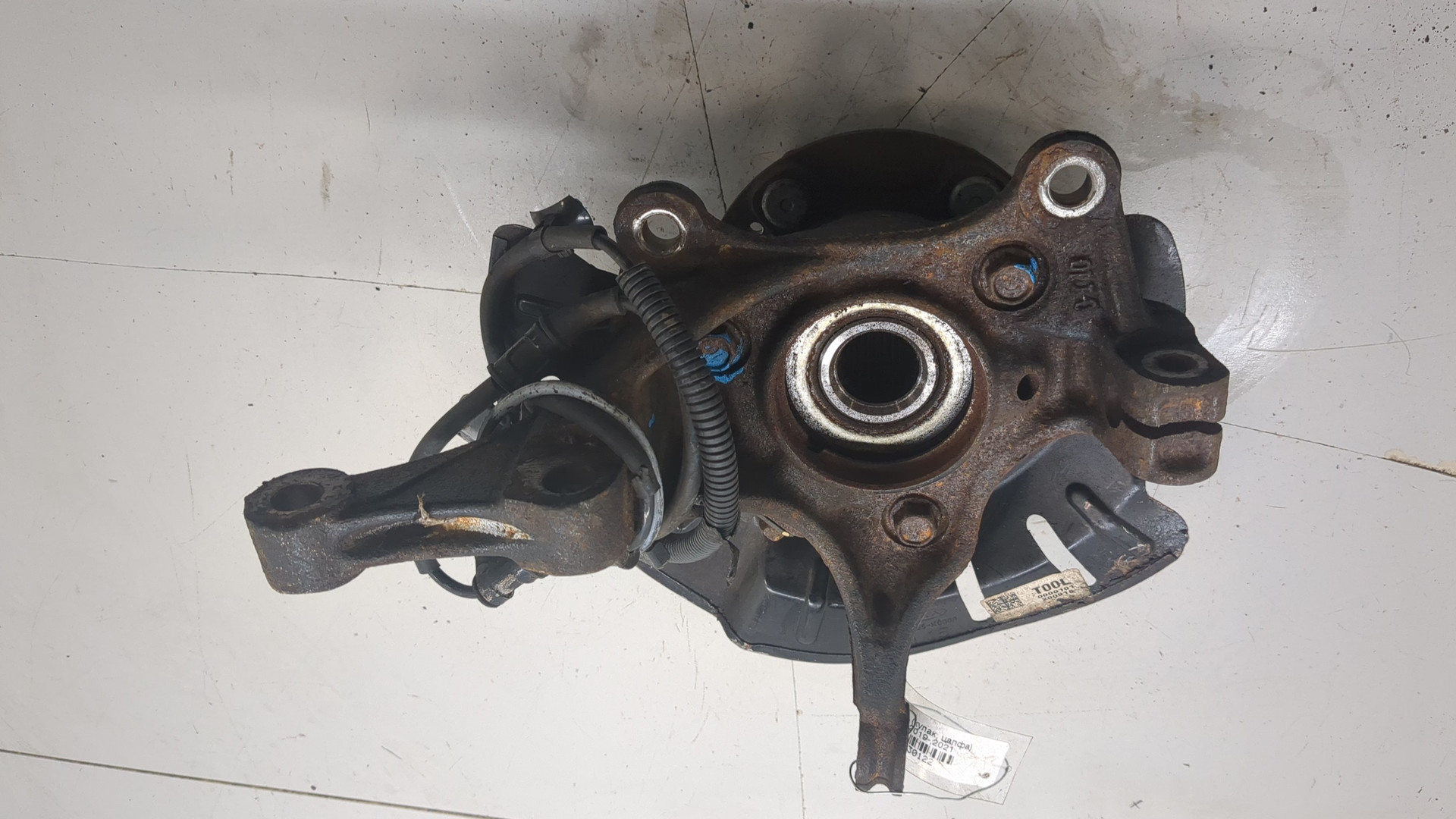 Кулак поворотный передний левый