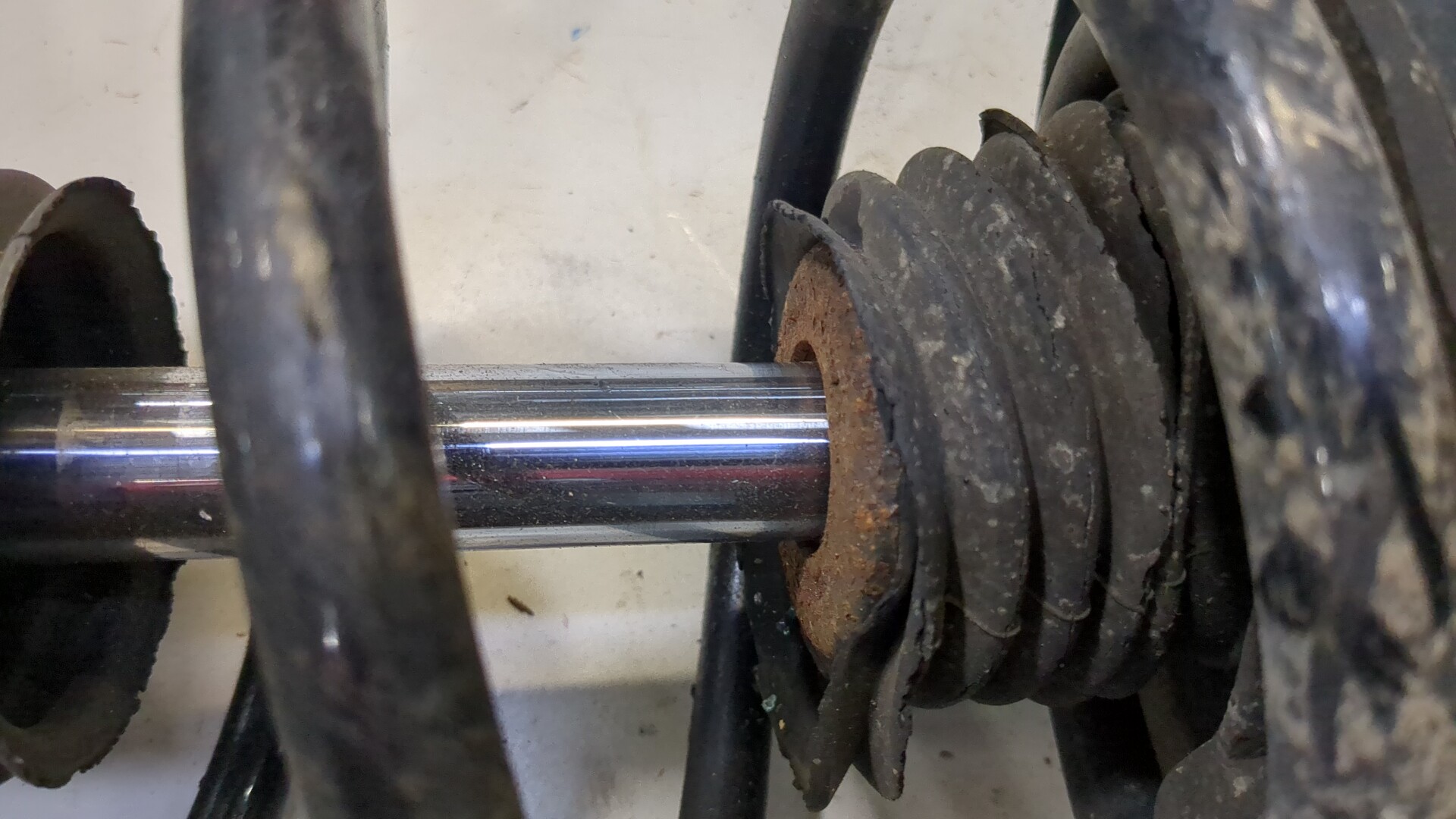 Амортизатор передний правый