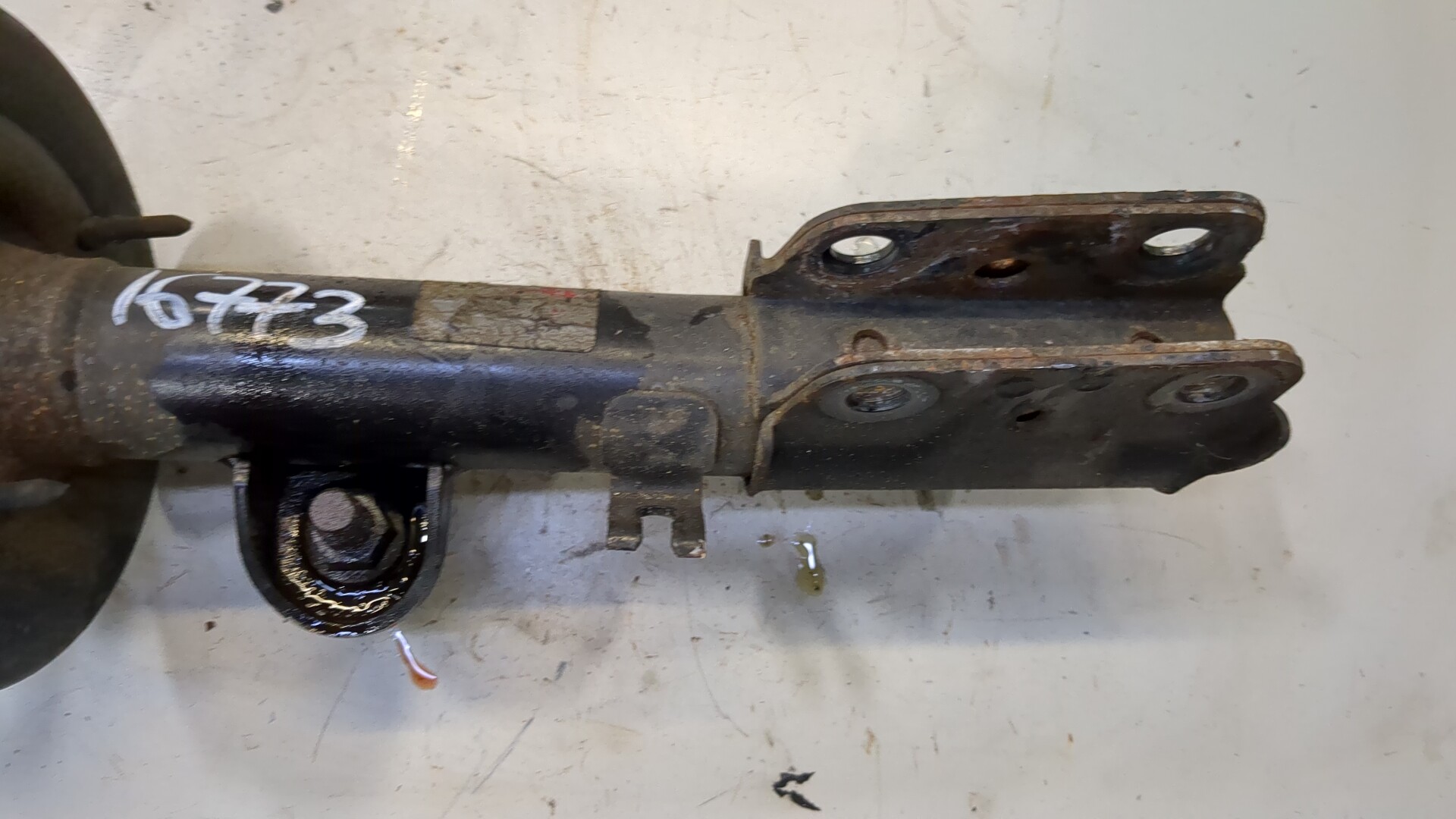 Амортизатор передний правый