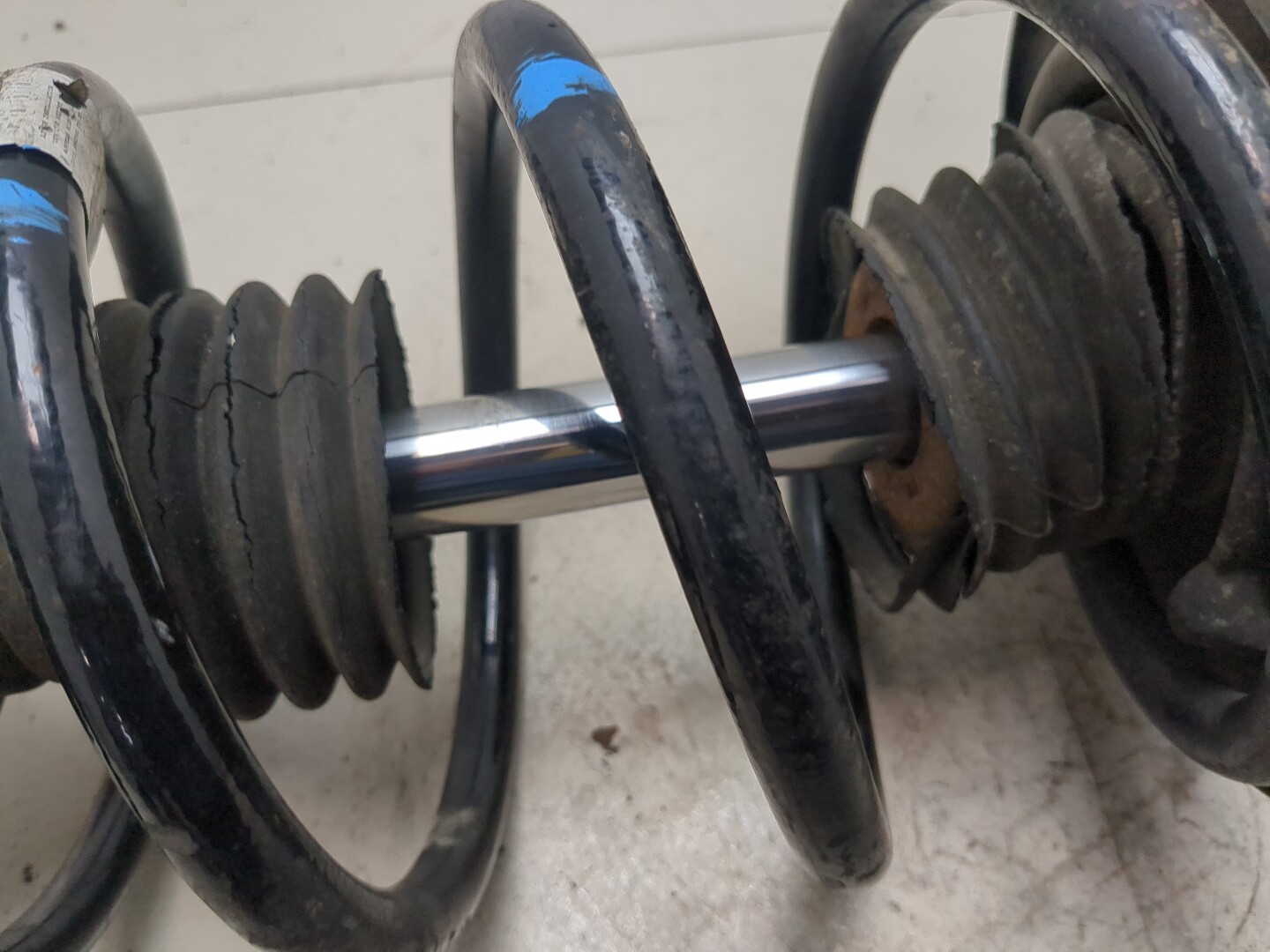 Амортизатор передний правый