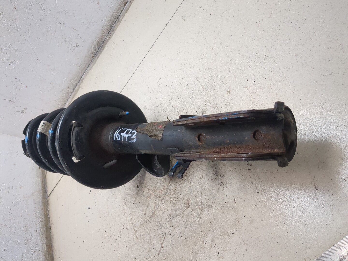 Амортизатор передний правый