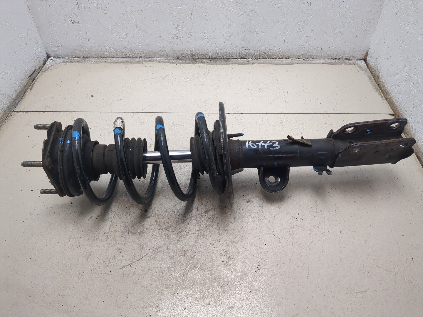 Амортизатор передний правый