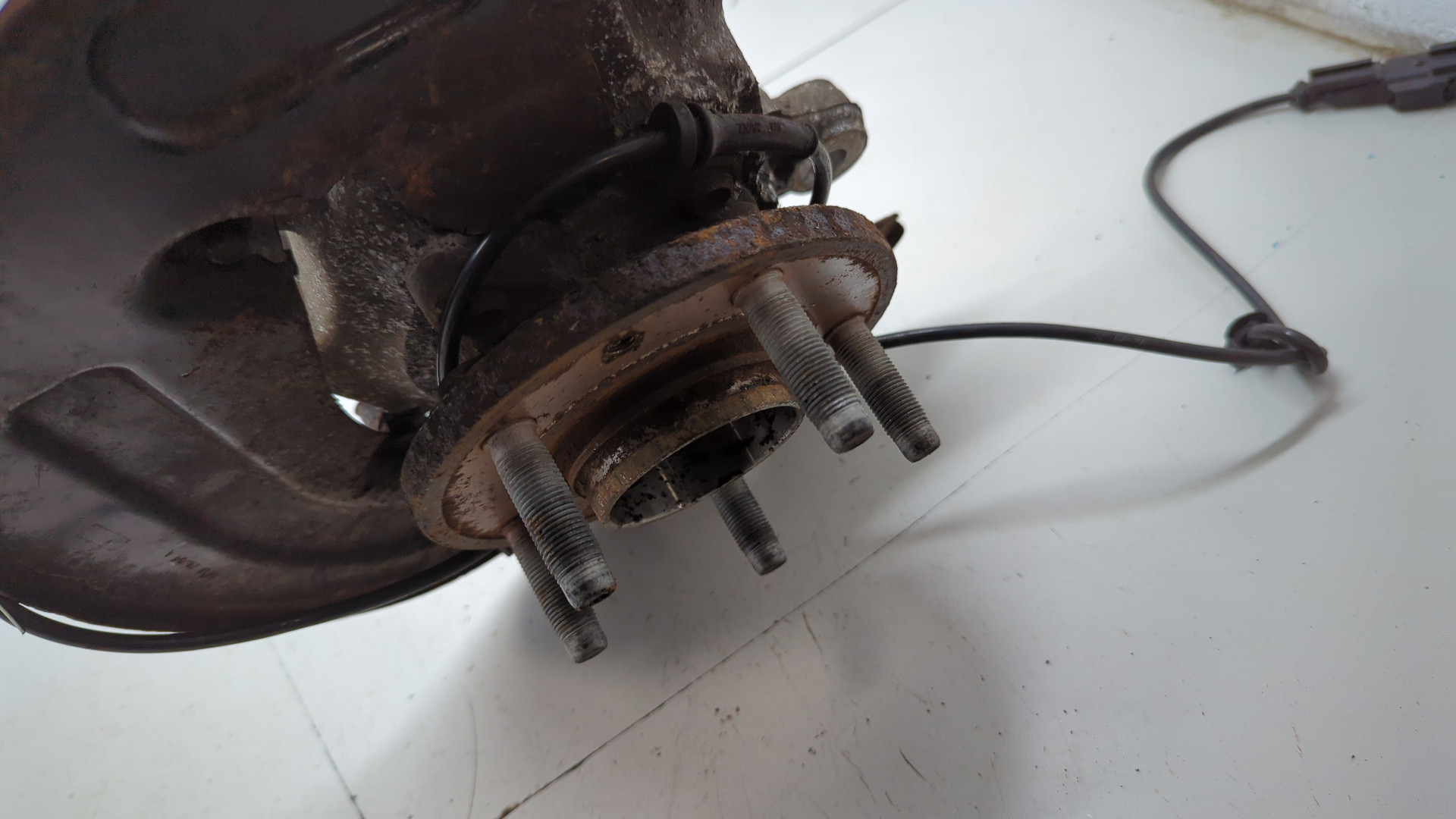 Кулак поворотный передний правый