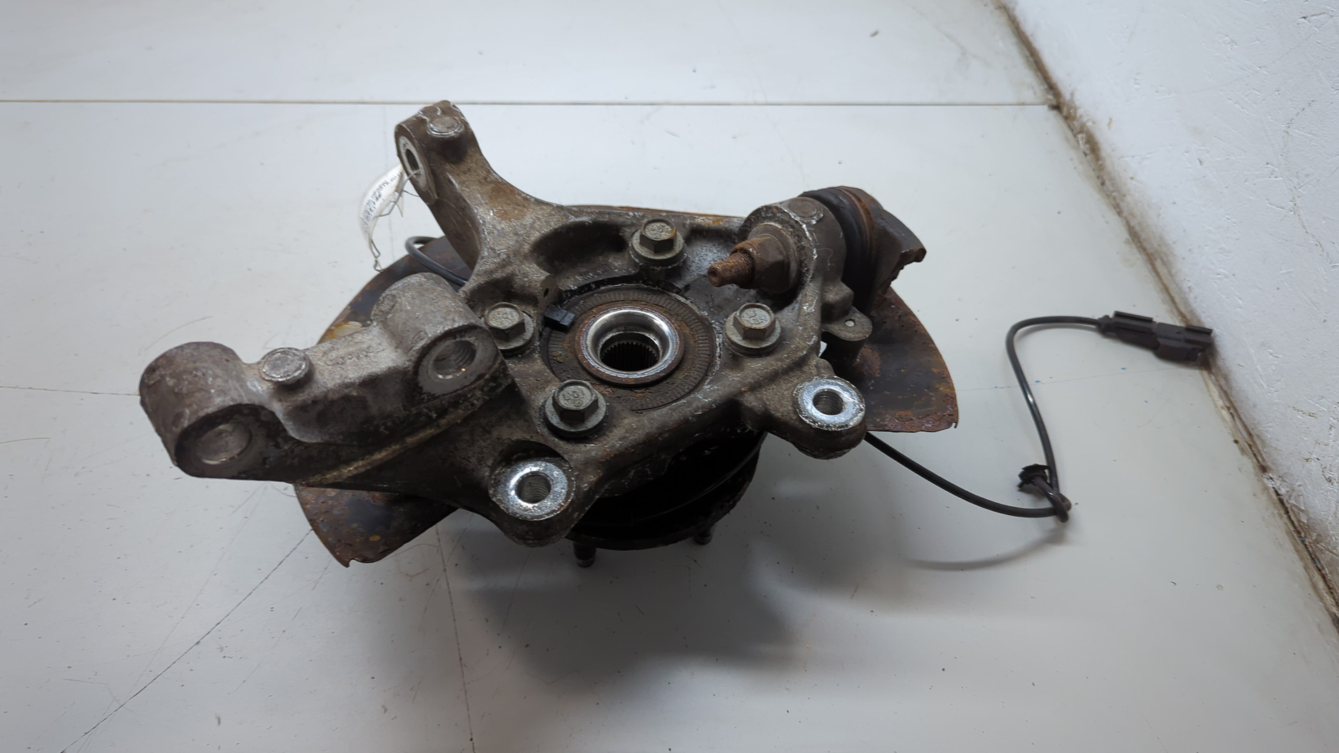 Кулак поворотный передний правый