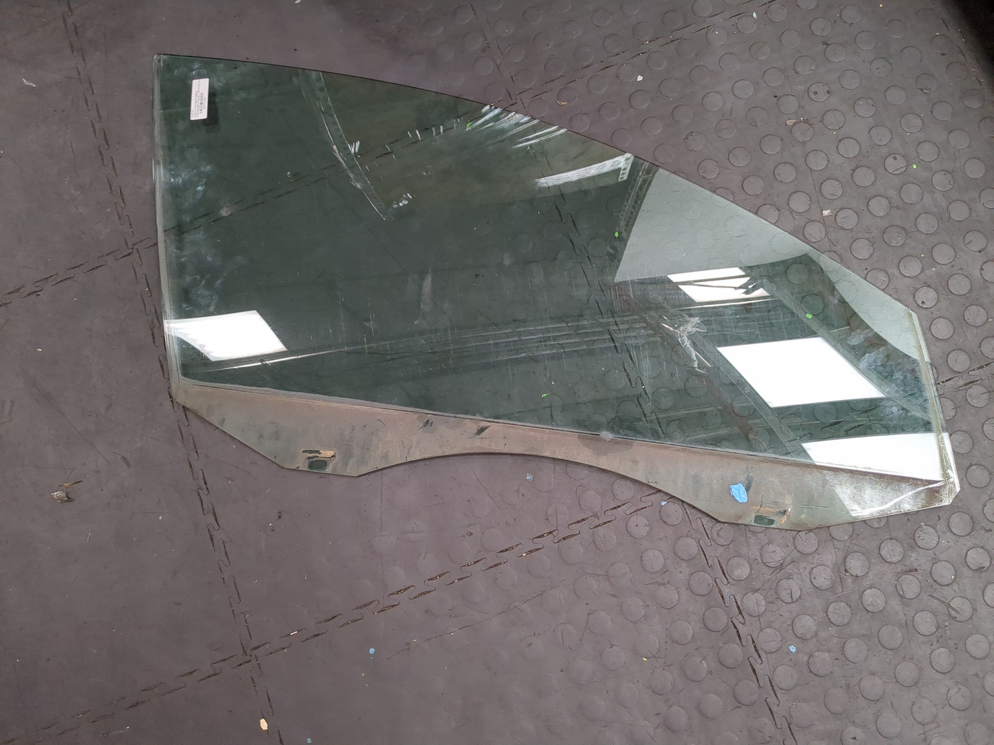 Стекло двери передней правой