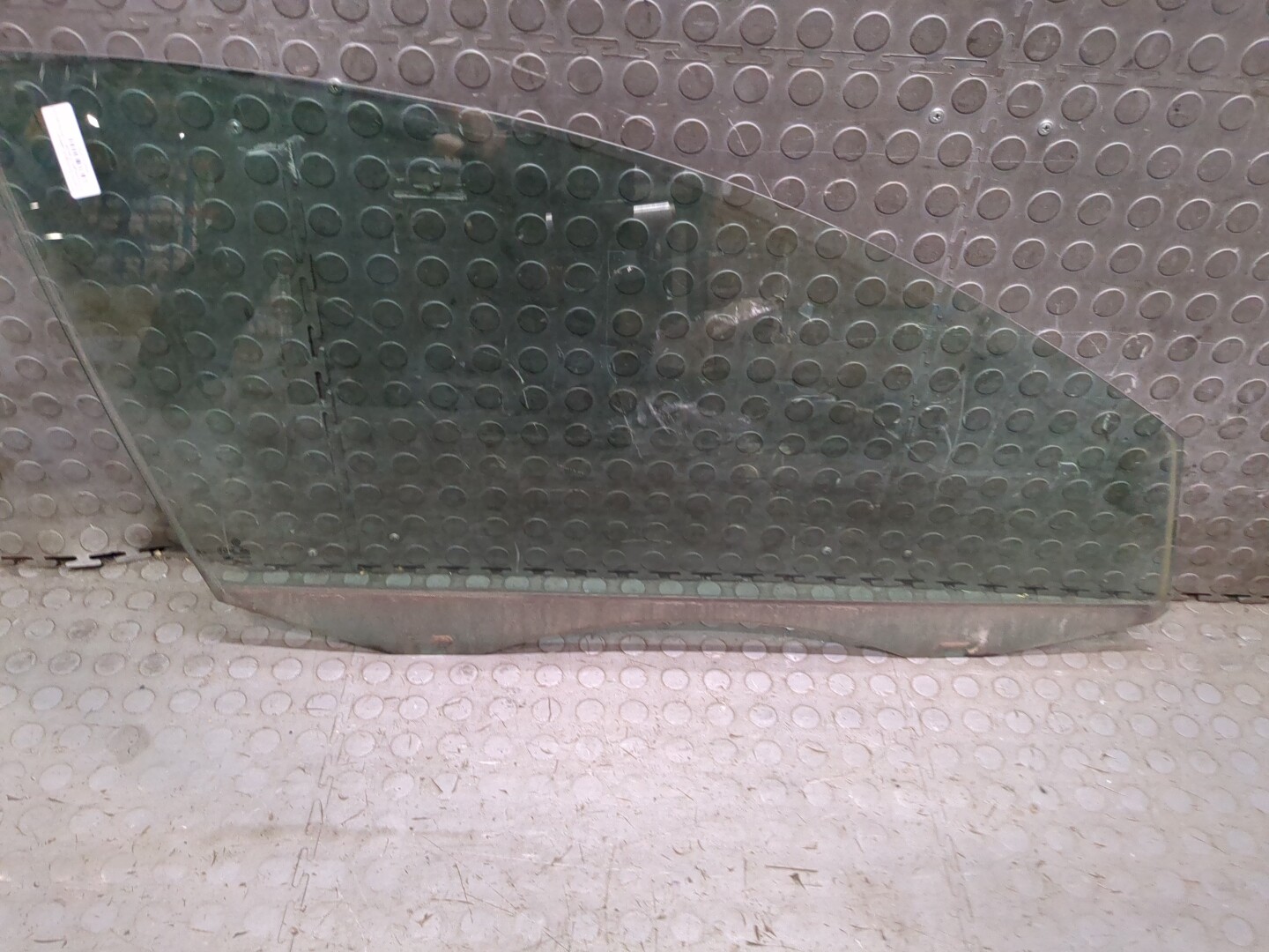 Стекло двери передней правой