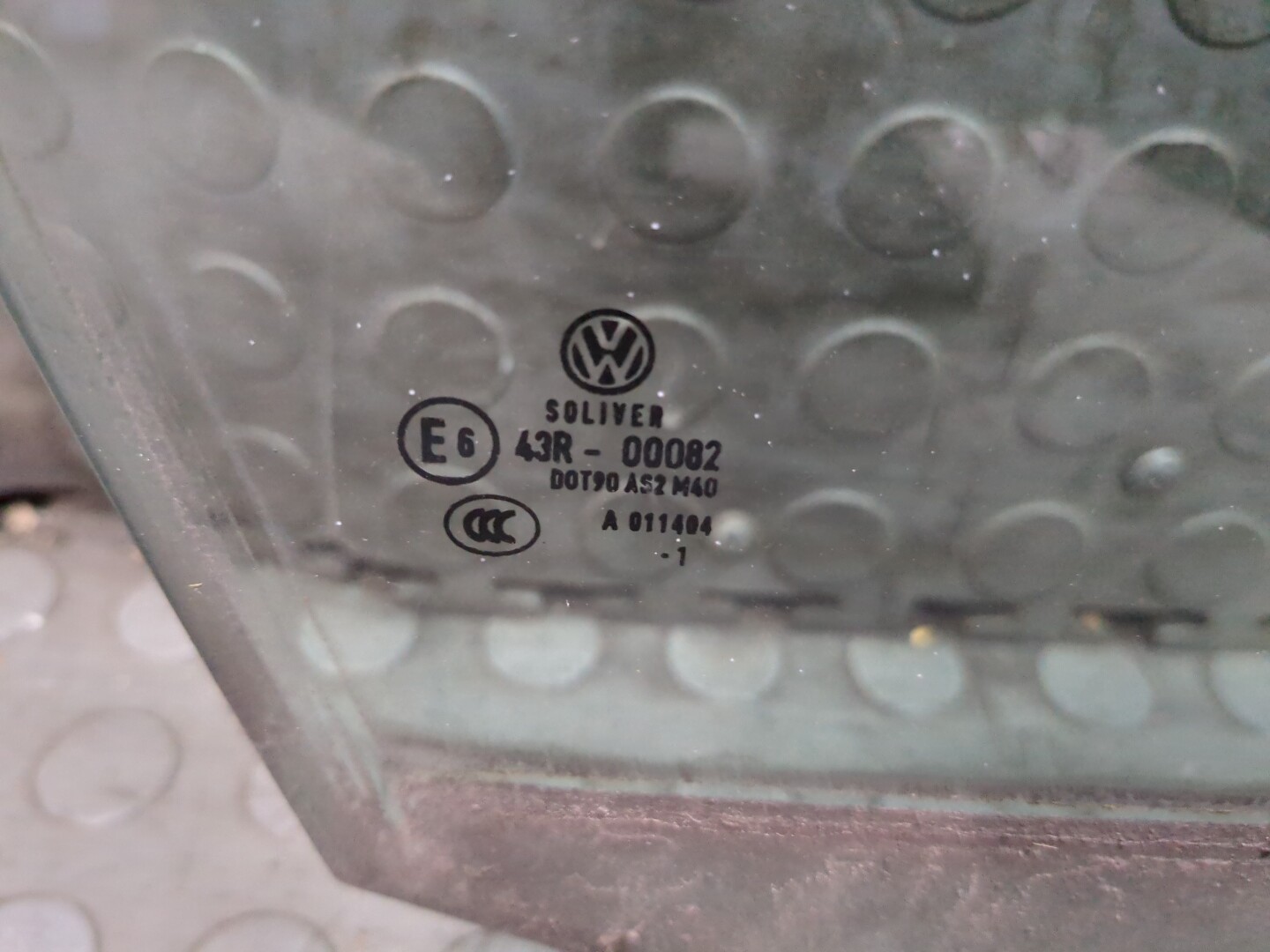 Стекло двери передней правой