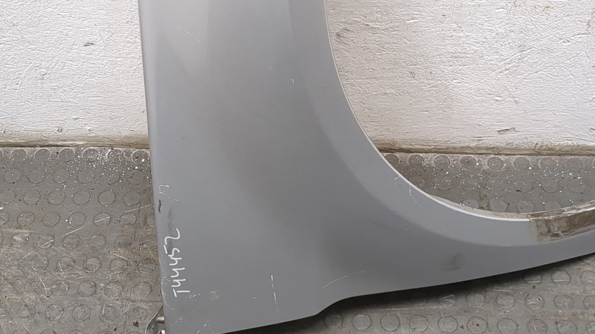 Крыло переднее правое