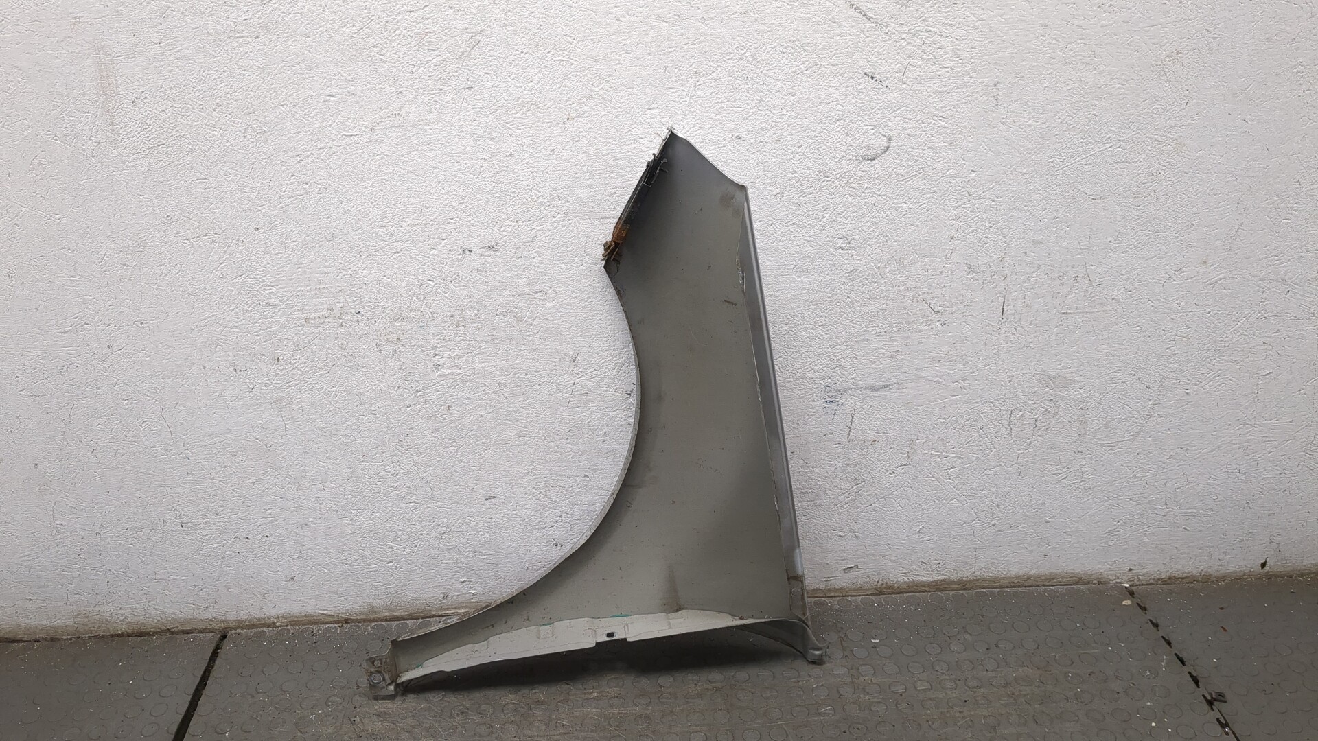 Крыло переднее правое