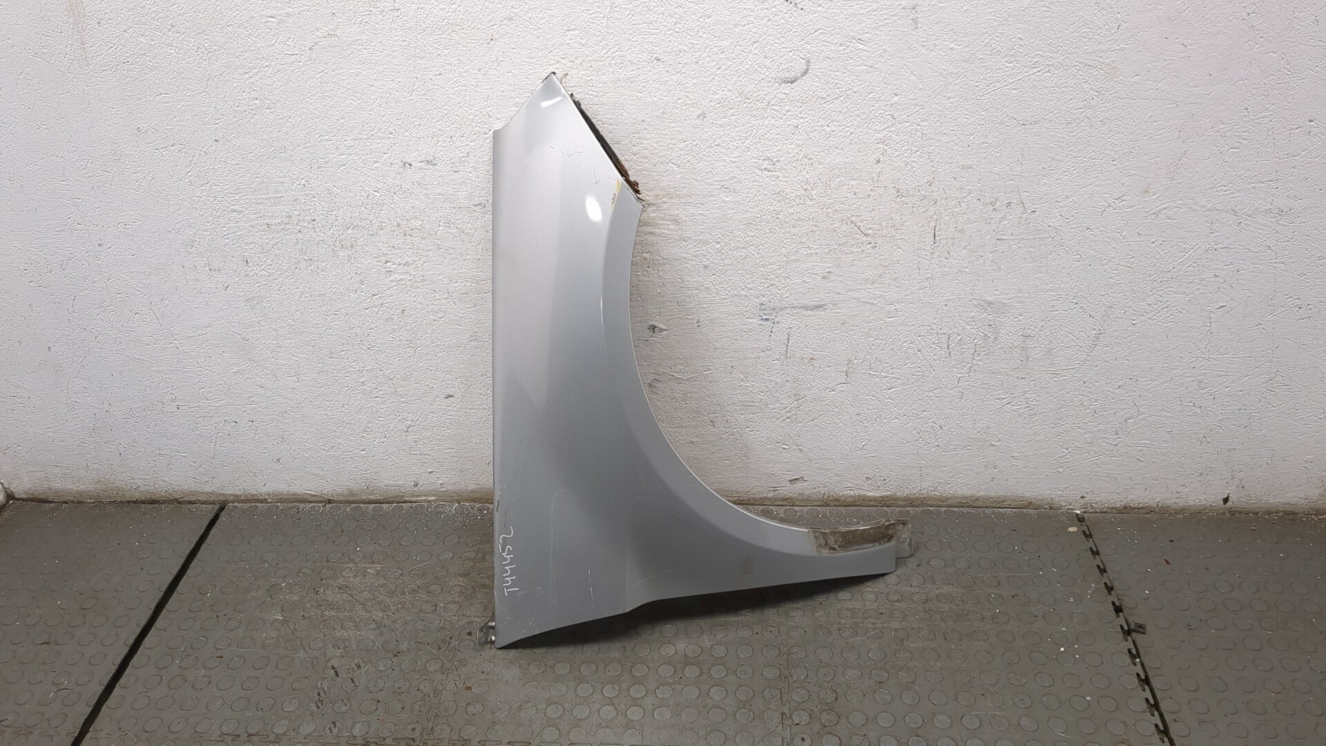 Крыло переднее правое