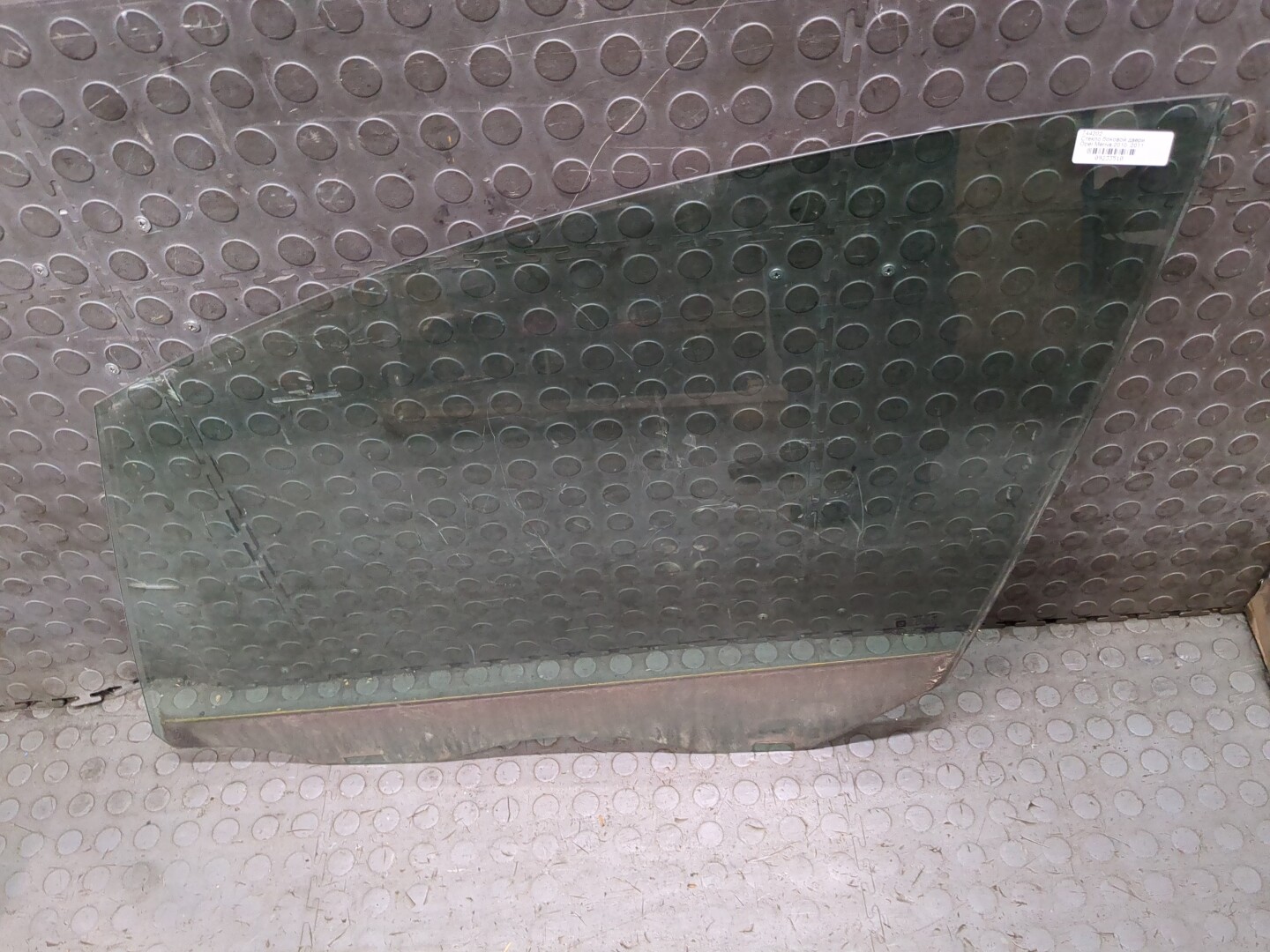 Стекло двери передней левой