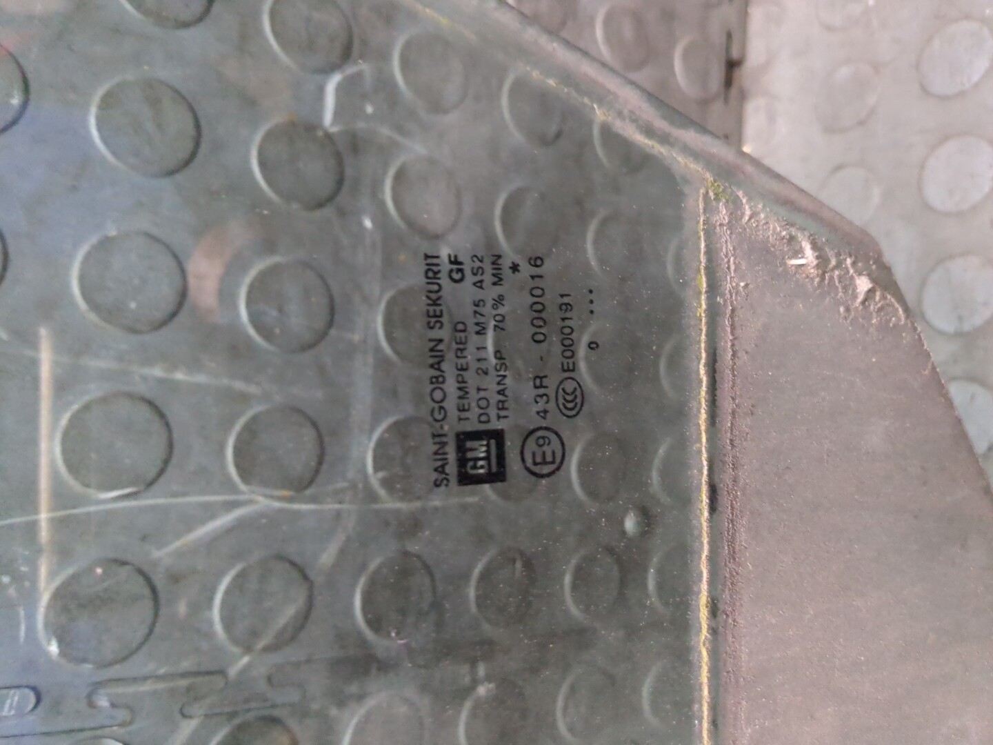 Стекло двери передней левой