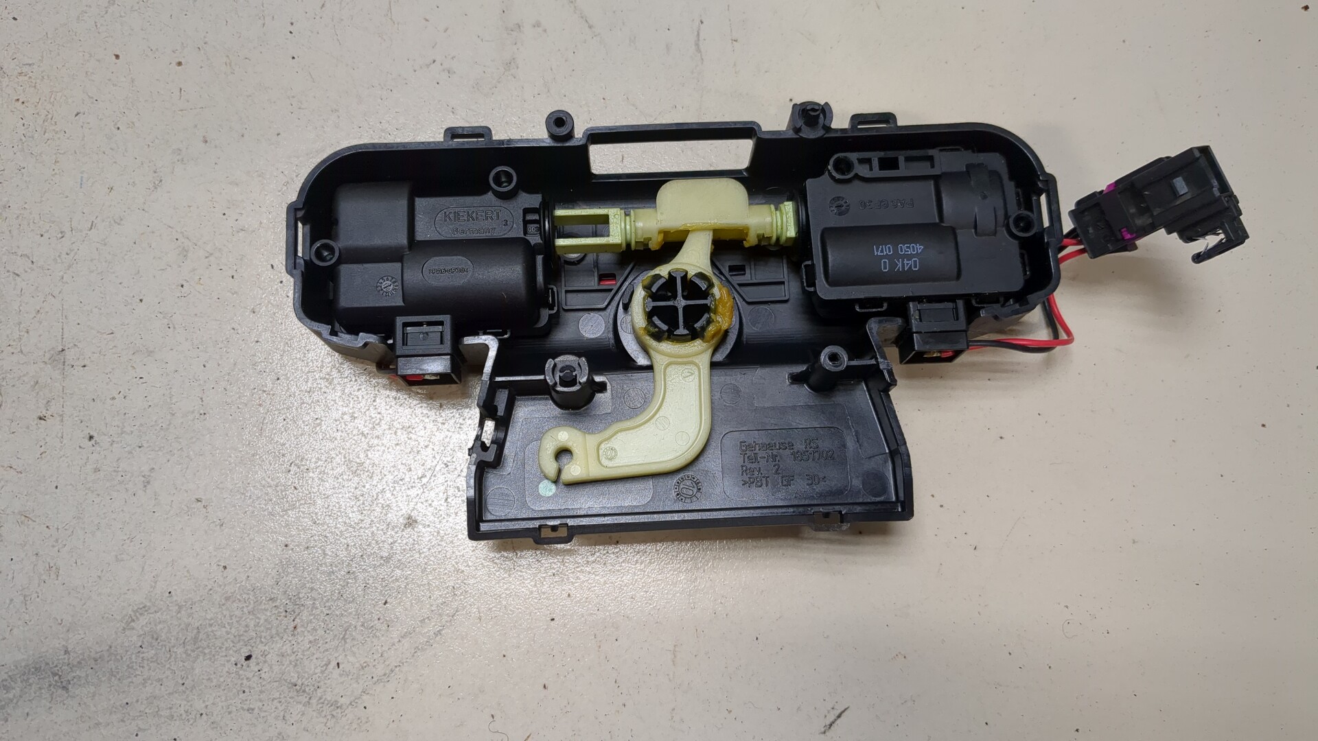 Замок спинки сиденья