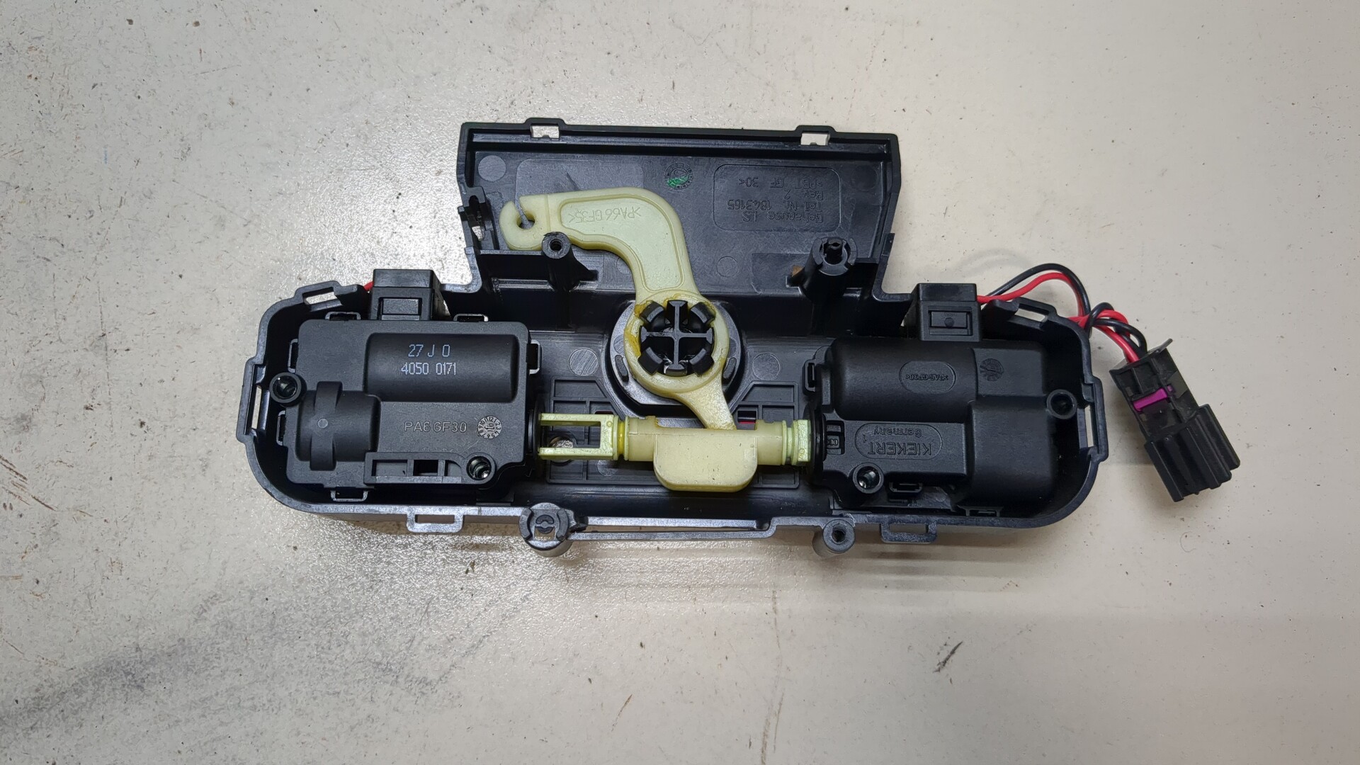 Замок спинки сиденья