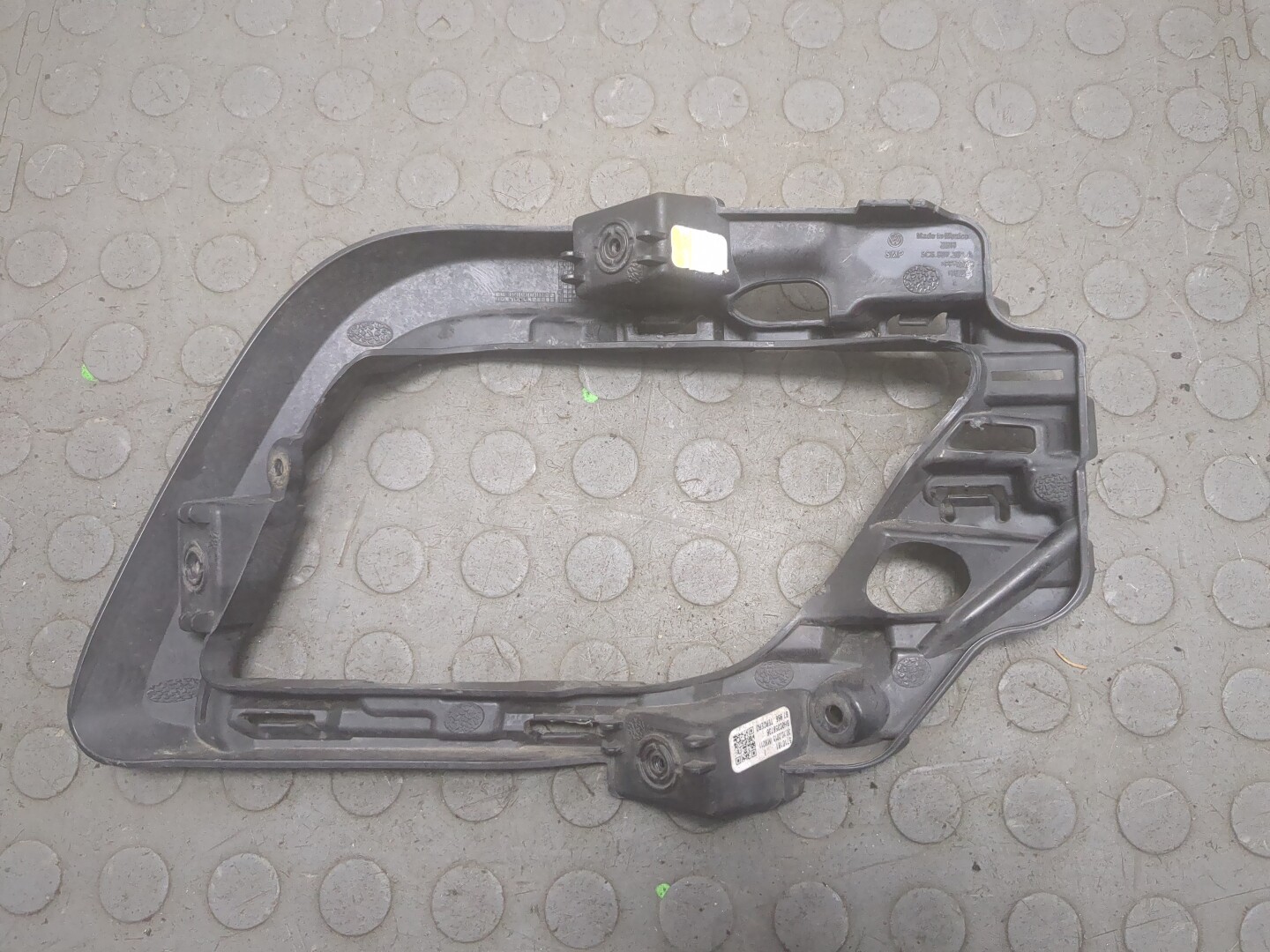 Кронштейн фар левый