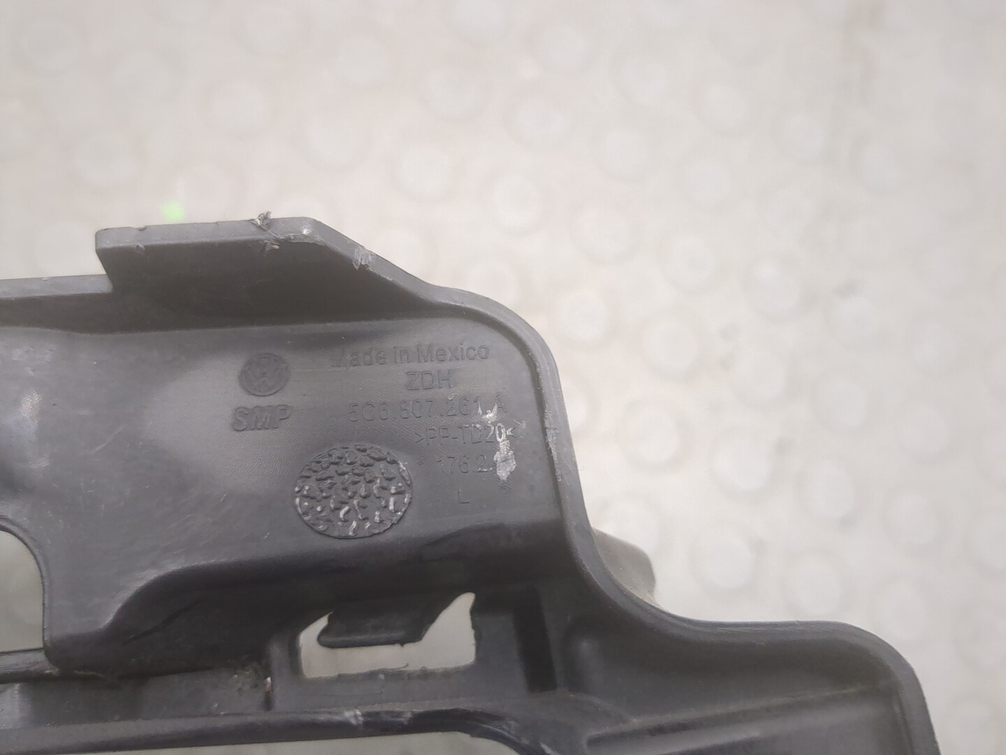 Кронштейн фар левый