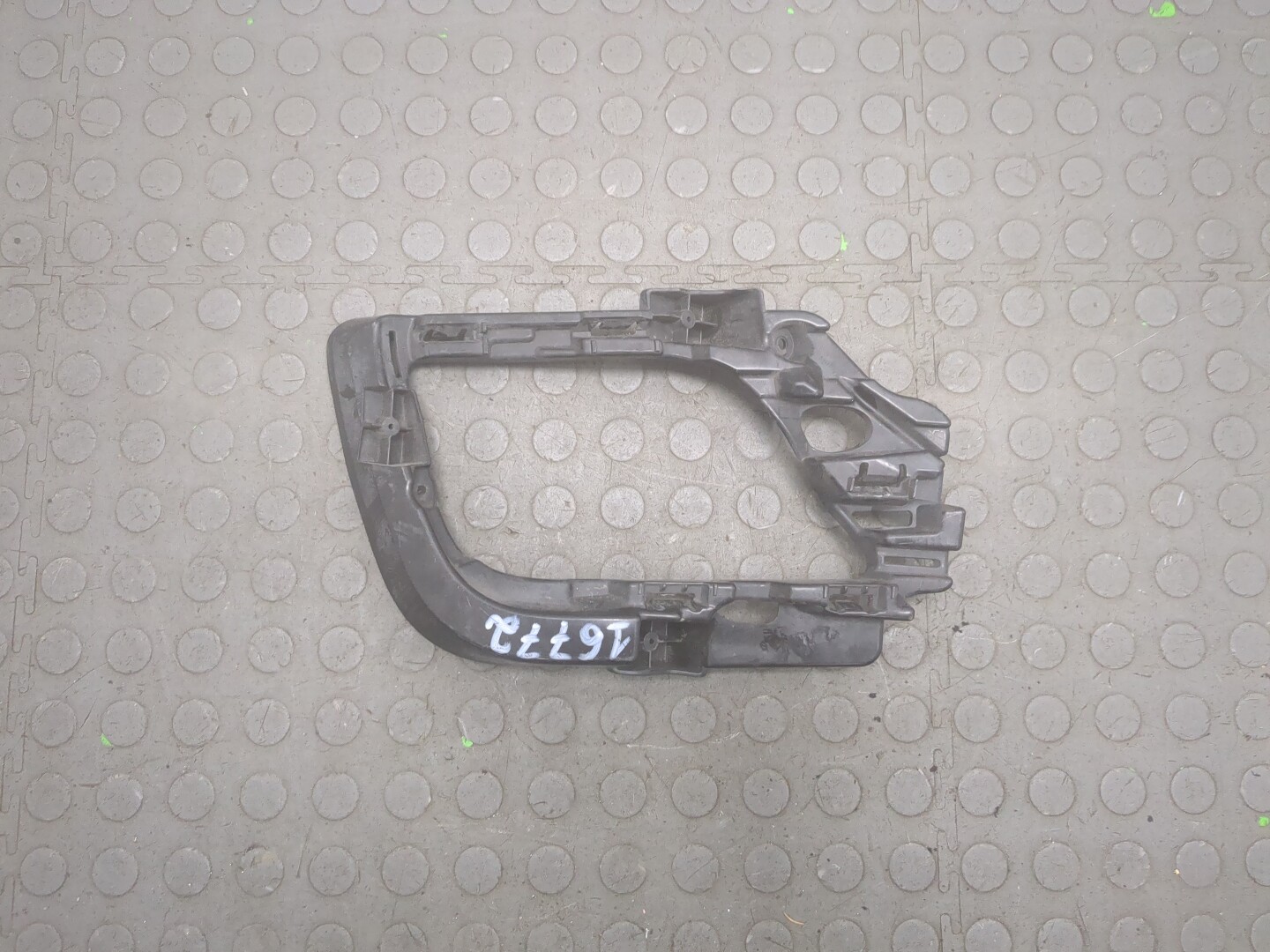 Кронштейн фар левый