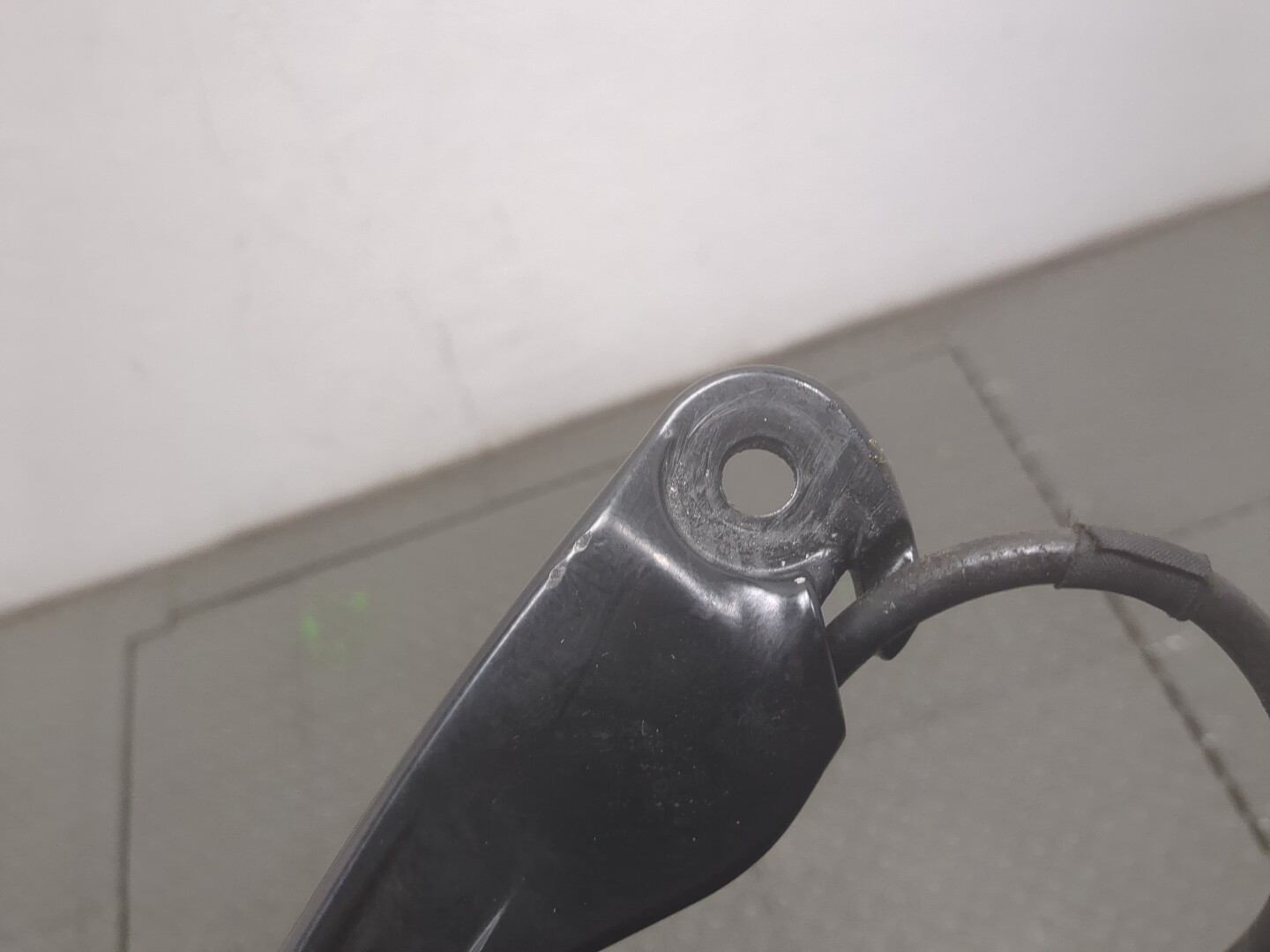 Поводок стеклоочистителя передний левый