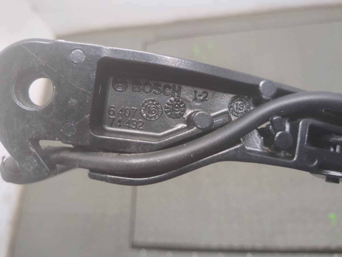 Поводок стеклоочистителя передний левый